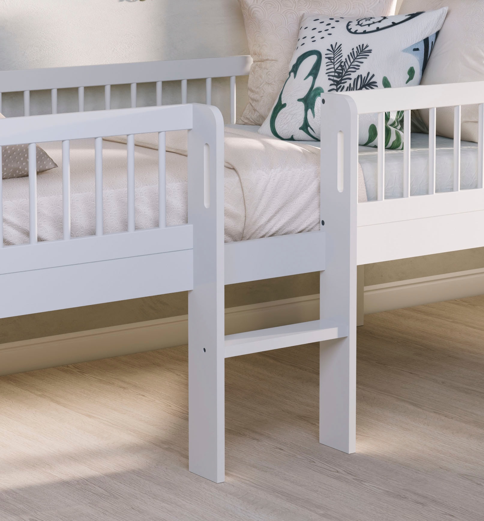 Vipack Hausbett »Forrest ist ein hochwertiges Massivholz Haus Bett "Made in Europe"« inkl. Rolllattenrost, Dachaufbau, Absturzschutz und Leiter,  wahlweise aus massiver Eiche geölt oder Buche massiv weiß lackiert