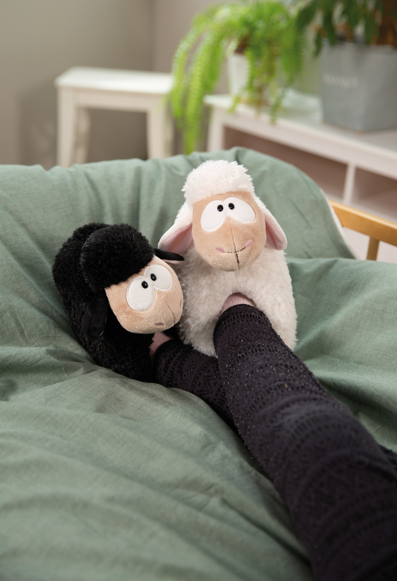 Nici Plüsch Hausschuhe »SCHAF WOOL*Y GANG«, Pantoffel, ein Fuß schwarz, ein Fuß weiß