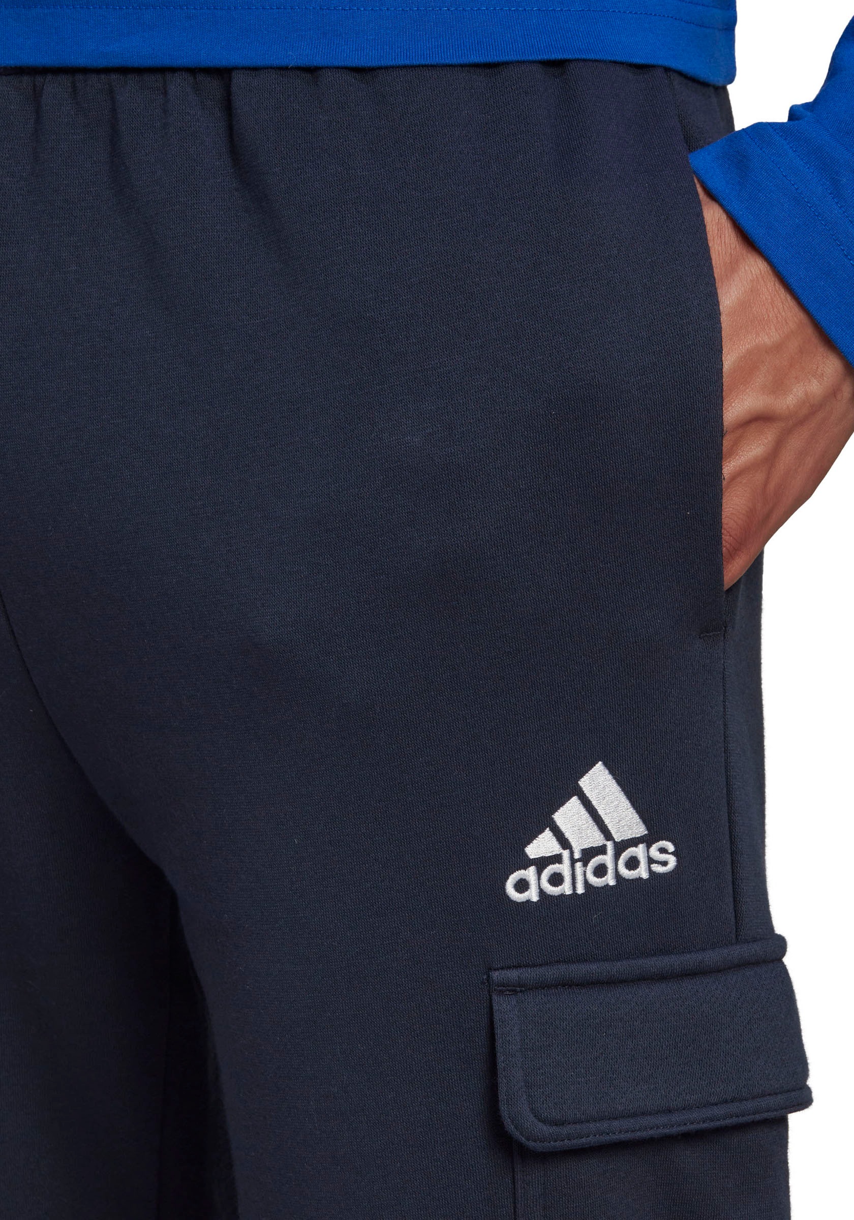 adidas Sportswear Sporthose »ESSENTIALS FLEECE REGULAR TAPERED CARGOHOSE«, (1 tlg.), Jogginghose Cargo aus weichem Fleece-Material
