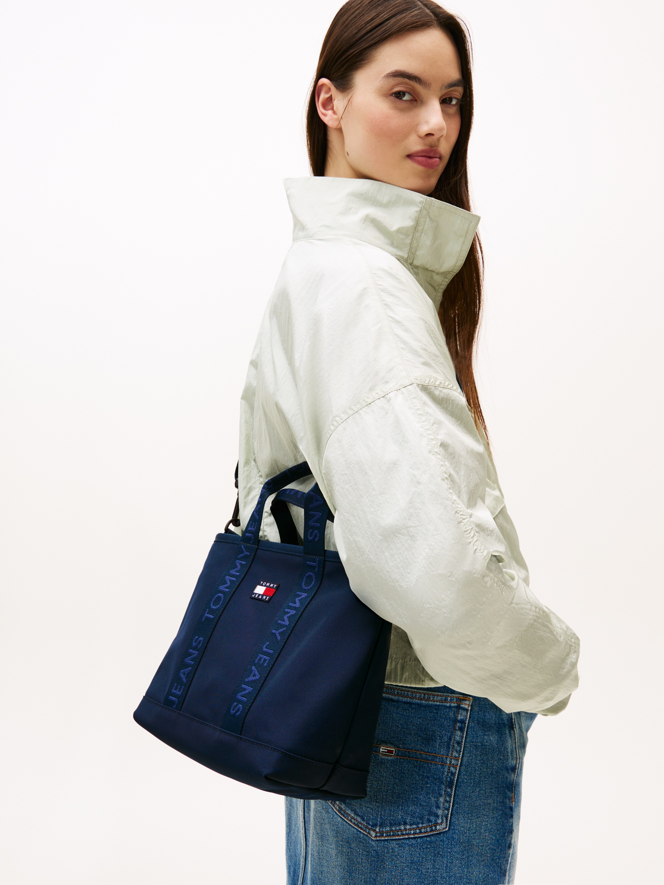 Tommy Jeans Tragetasche »TJW DAILY MINI TOTE«, Damen Umhängetasche, Schultertasche mit plakativem Logo-Schriftzug