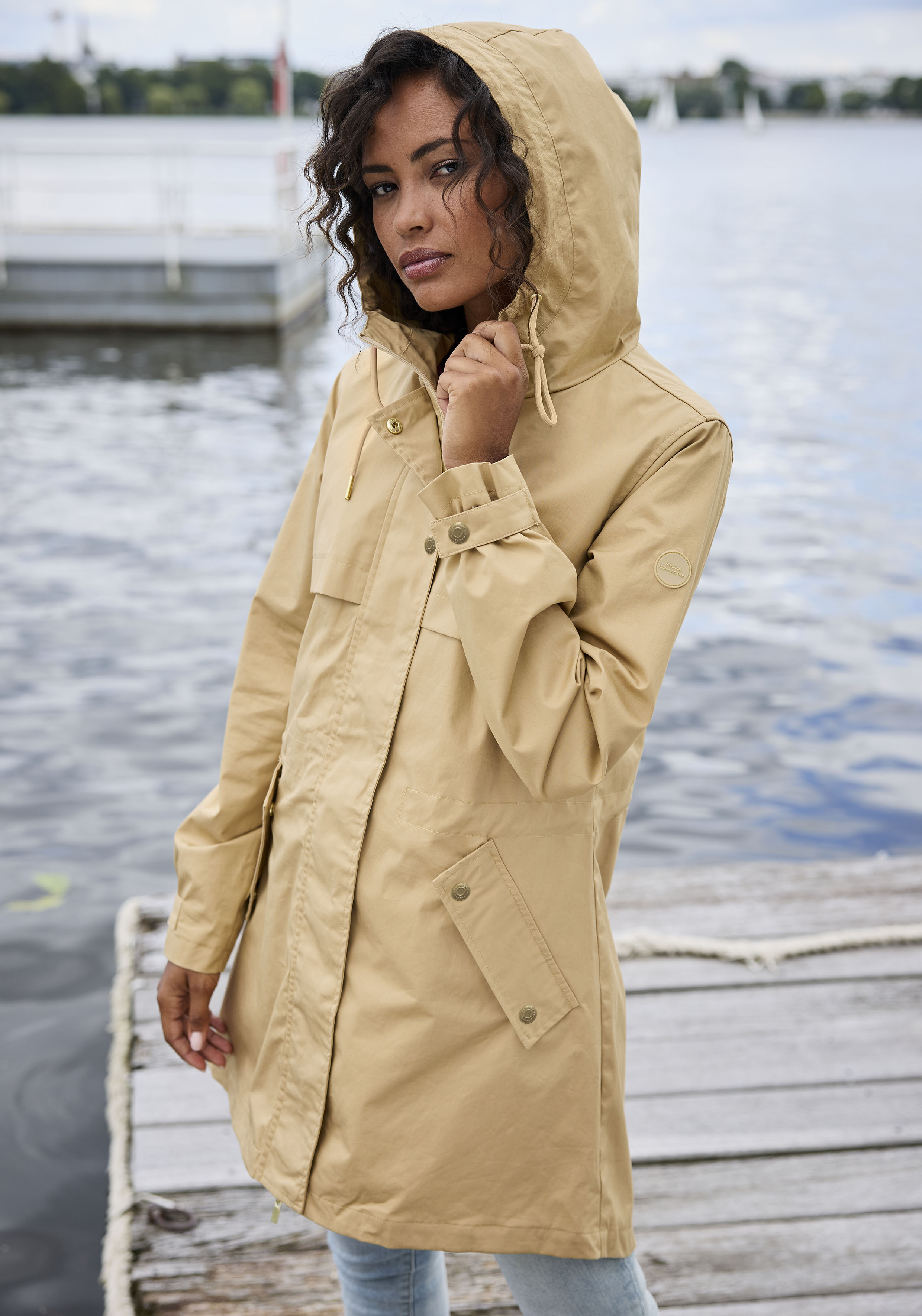 Thumbnail - French Connection Outdoorjacke mit Kapuze Saumschlitz mit Druckknöpfen auf der Rückseite