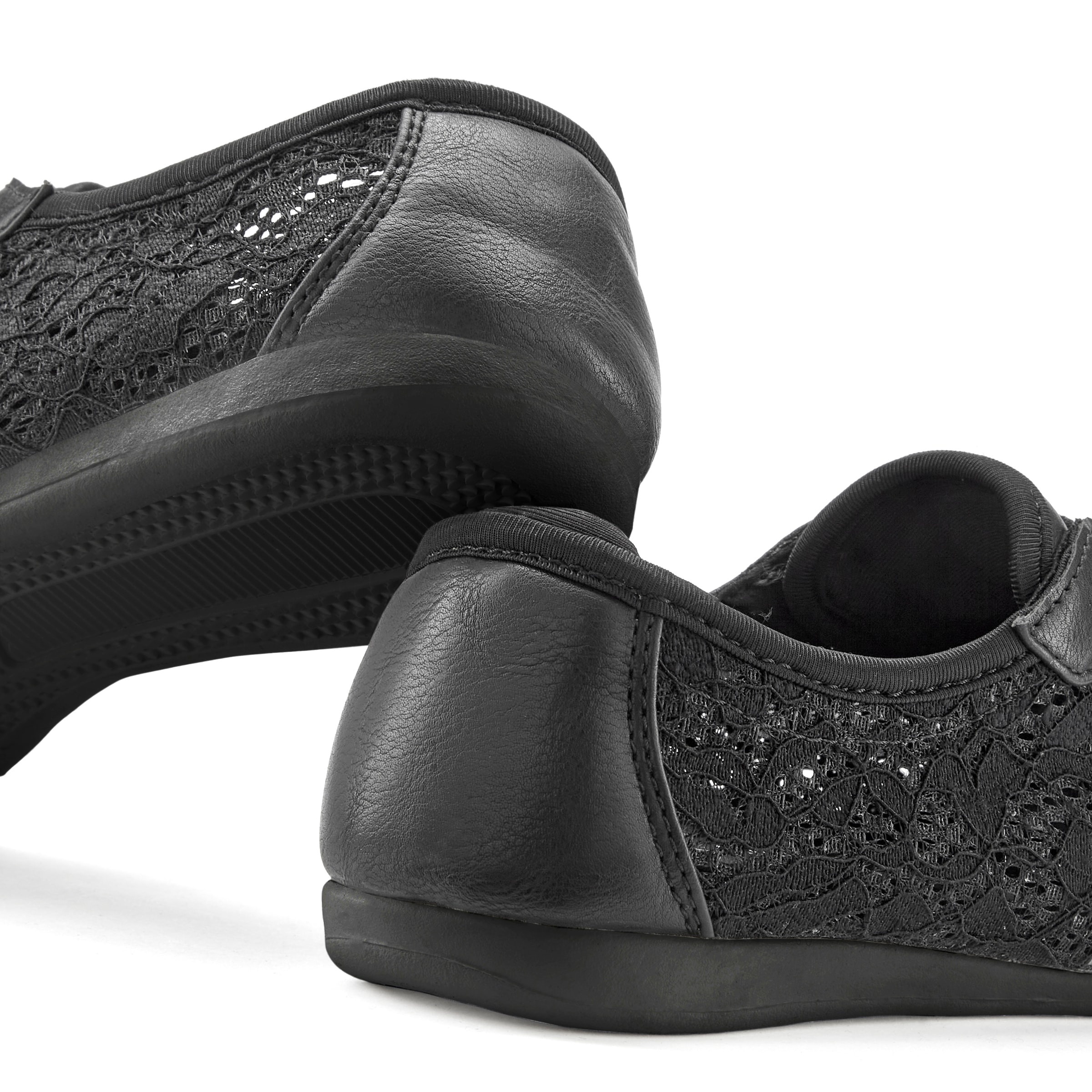 LASCANA Sneaker »Freizeitschuh, Halbschuh mit modischen Spitzendetails«, zum Reinschlüpfen mit elastischen Schnürbändern VEGAN