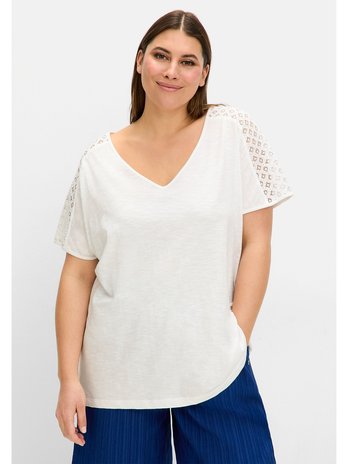 Sheego T-Shirt "Große Größen", mit Spitze und V-Ausschnitt, aus Flammgarnje günstig online kaufen