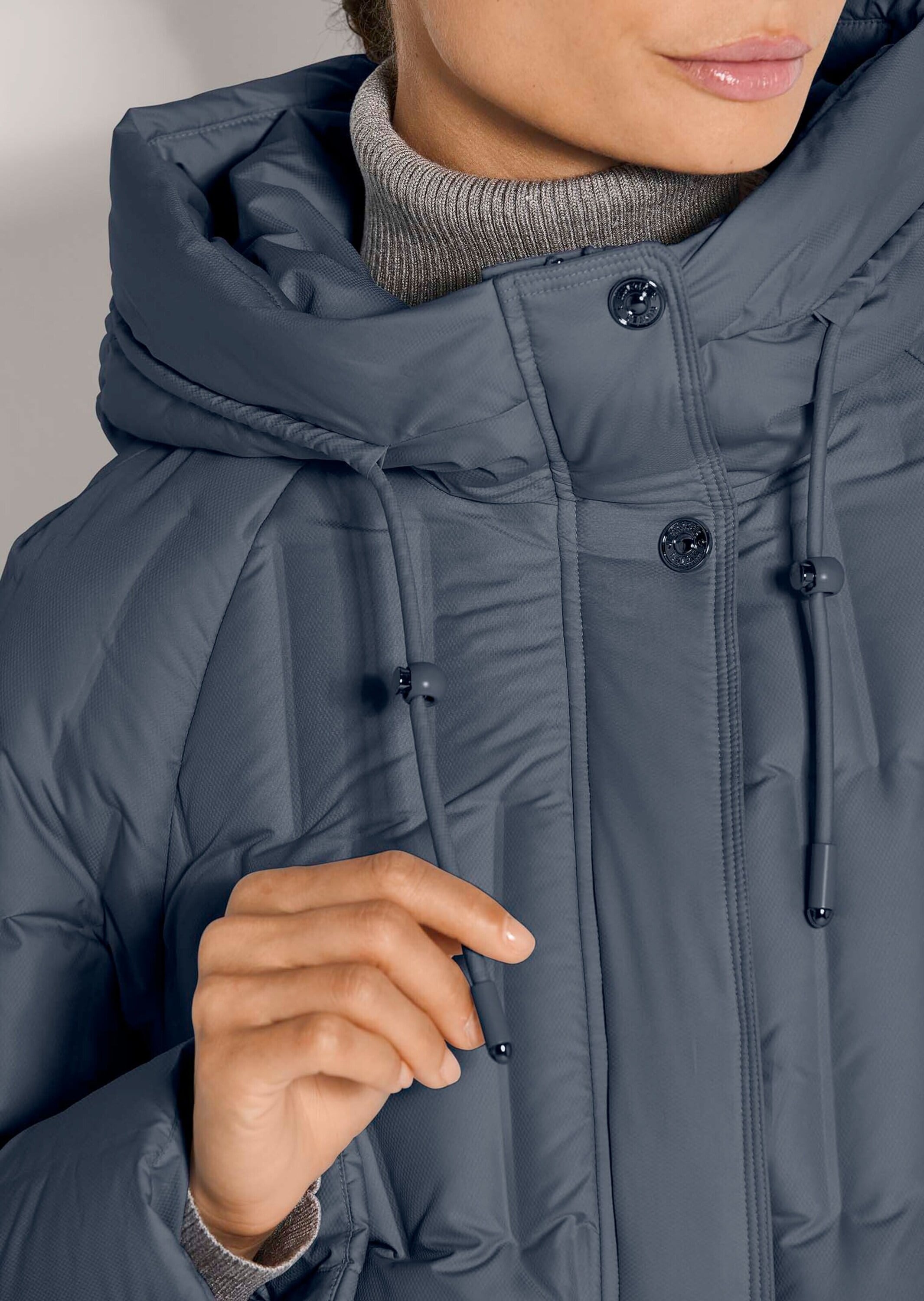 MADELEINE Kurzjacke »Steppjacke Elegante Winterjacke mit Daunenfüllung« Kaputze mit Zugband