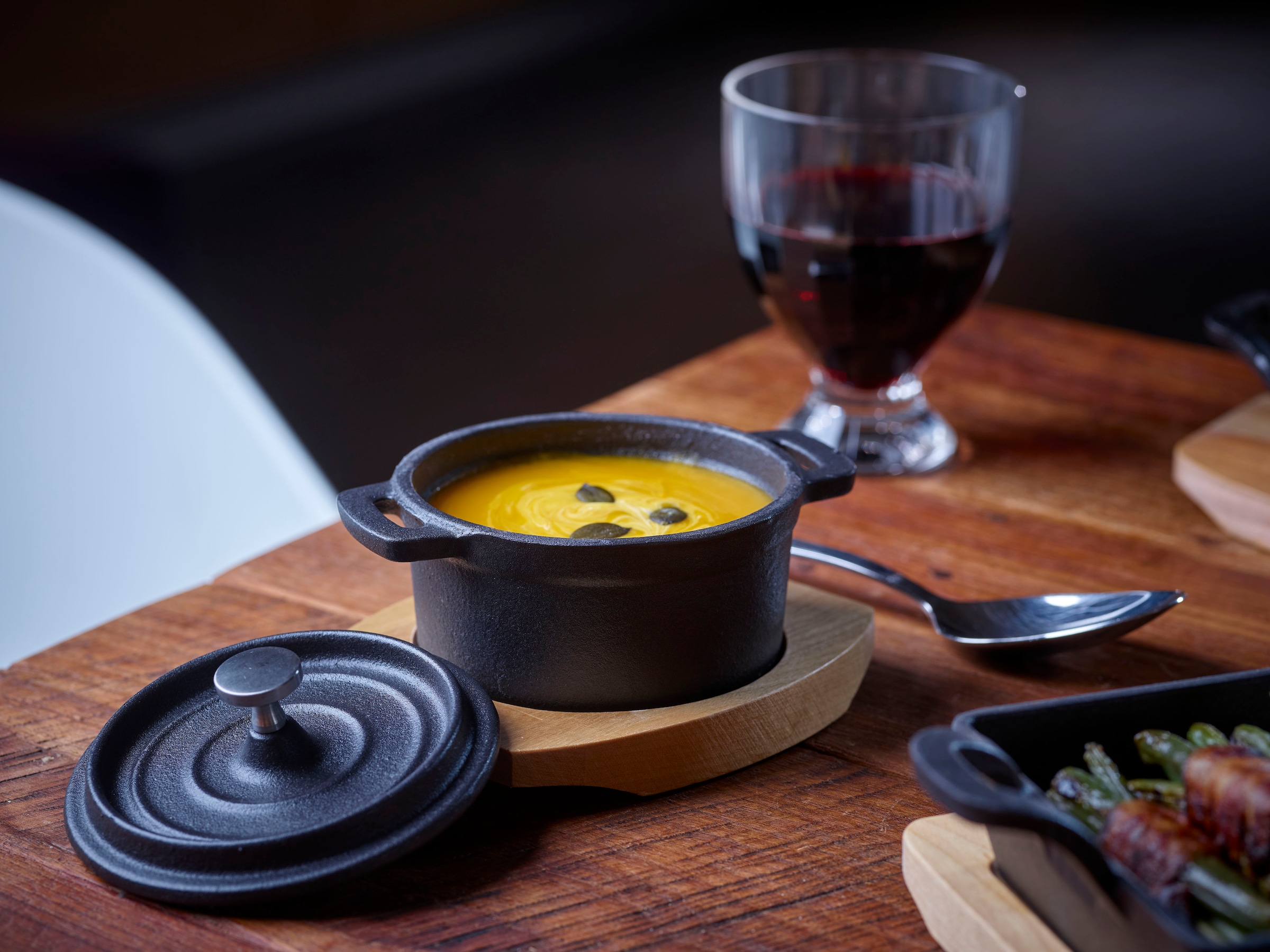 ECHTWERK Servierpfanne »2x Mini-Kochtopf aus Gusseisen« Gusseisen Set, 2 Stk. tlg. inkl. dekorativem Servierbrett, bereits eingebrannt