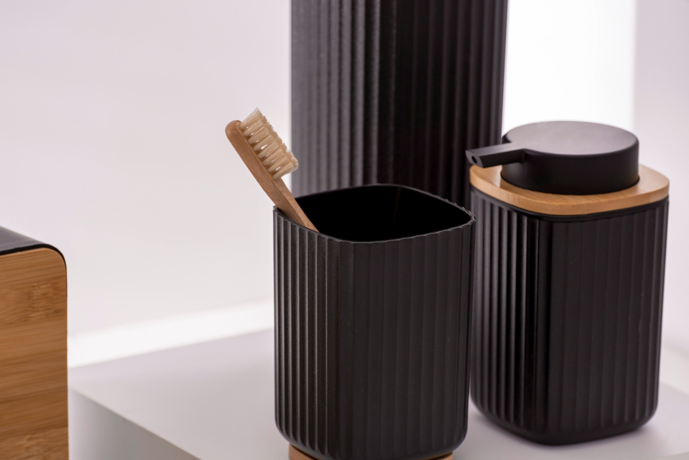 WENKO WC-Garnitur »Rotello«, aus Kunststoff-Bambus, schwarz, mit geschlosssener Form