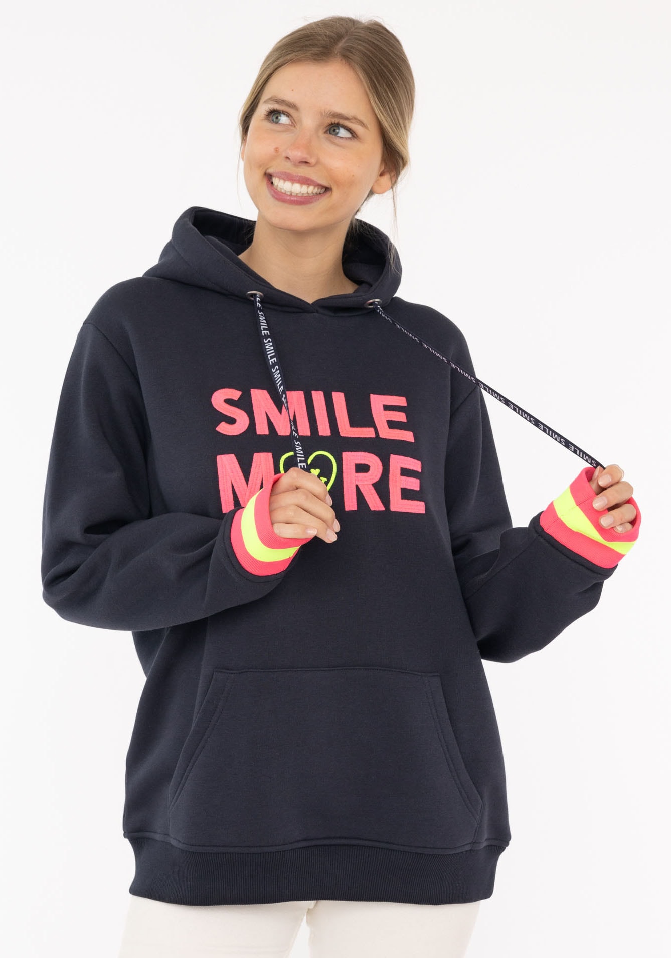 Zwillingsherz Hoodie ""Smile More"", miz fröhlicher Stickerei und Neonbündc günstig online kaufen