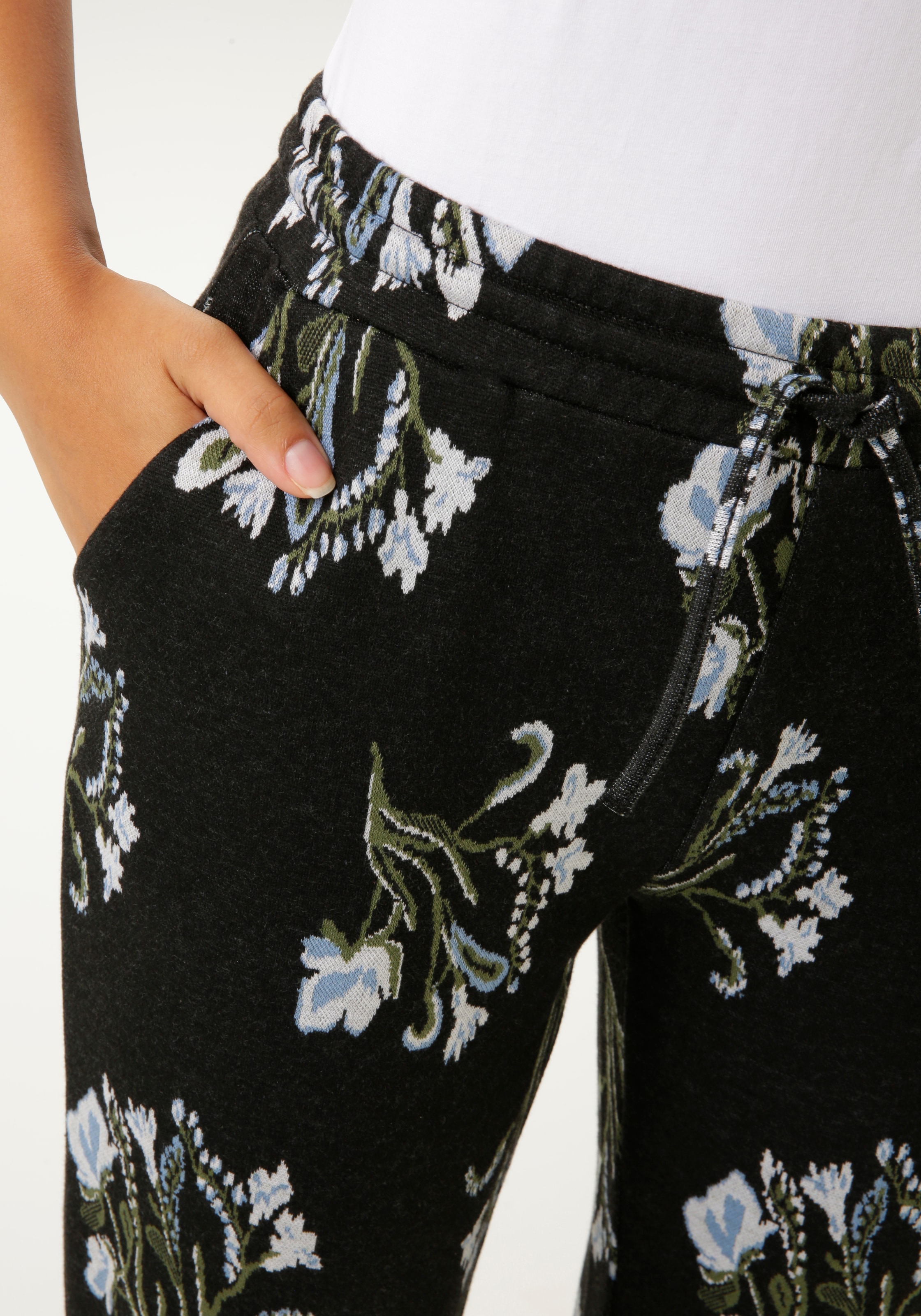 Aniston CASUAL Schlupfhose, mit farbharmonischem Blumen-Dessin - NEUE KOLLEKTION