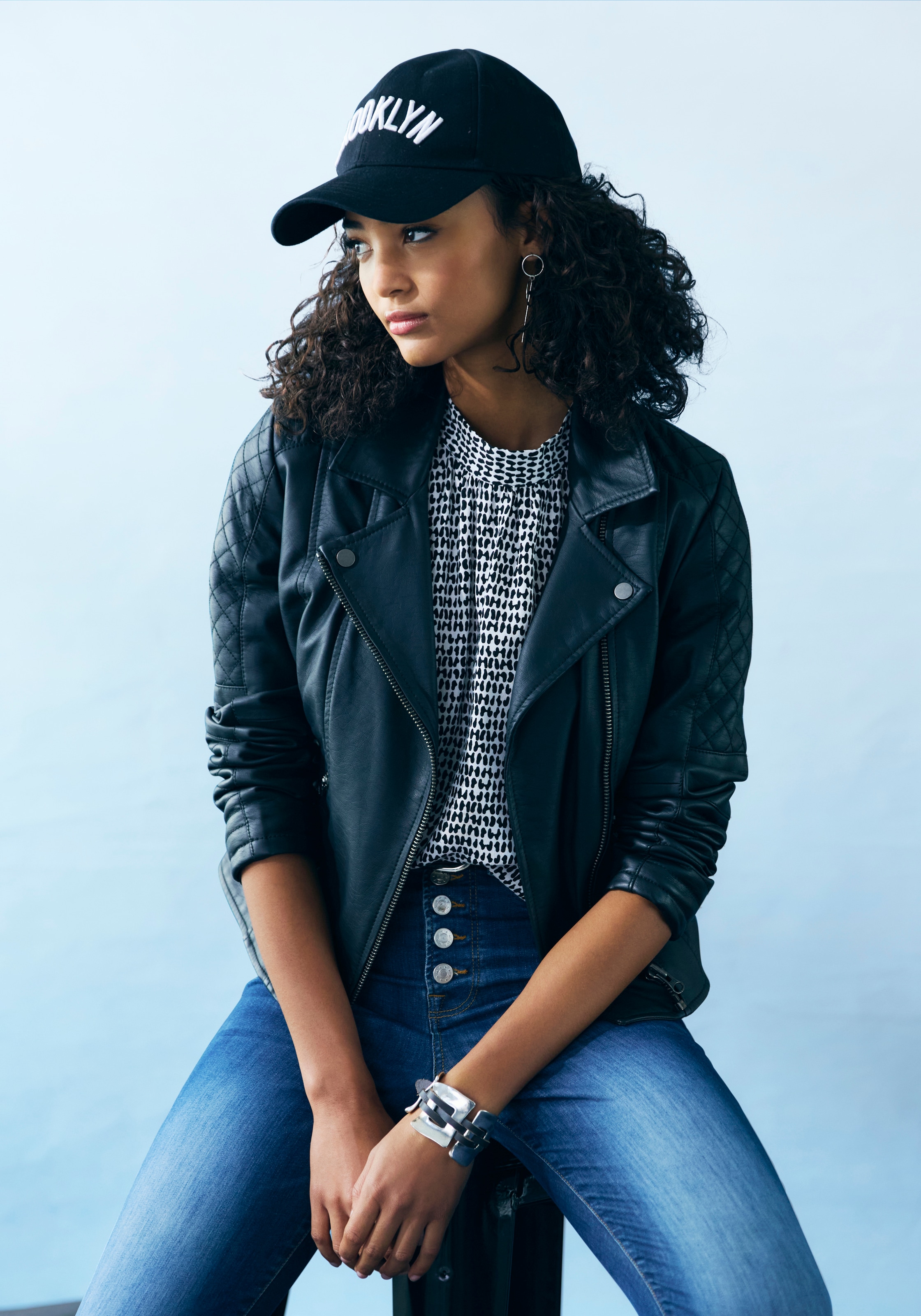 LASCANA Lederimitatjacke, mit Bikerdetails, kurze Bikerjacke, figurbetont günstig online kaufen