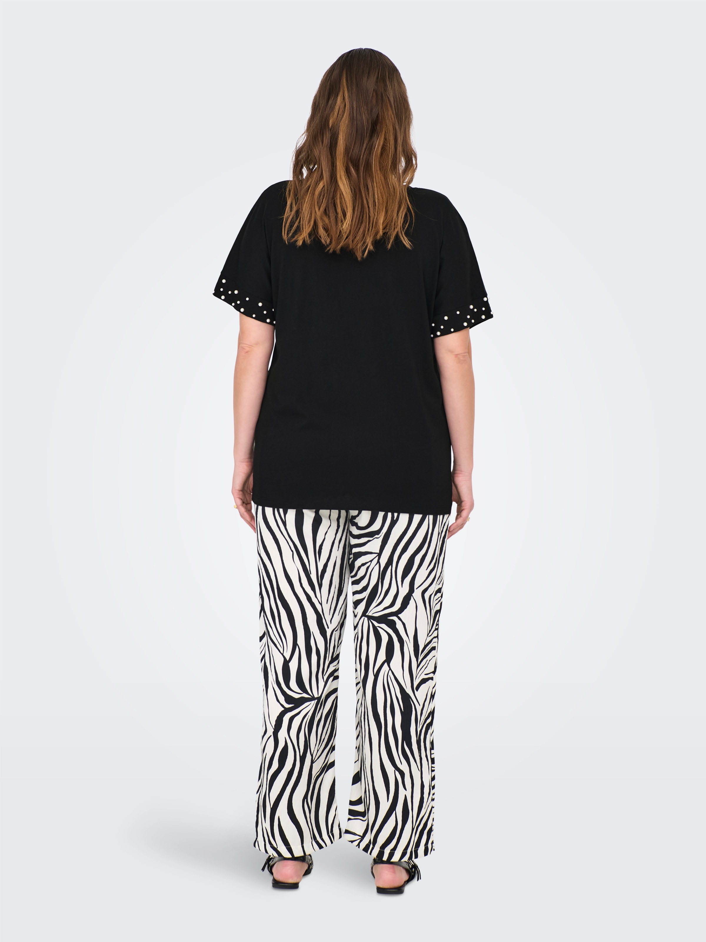 ONLY CARMAKOMA Kurzarmshirt »CAROLIVIA S/S LOOSE O-NECK TOP JRS«, mit Zierperlen