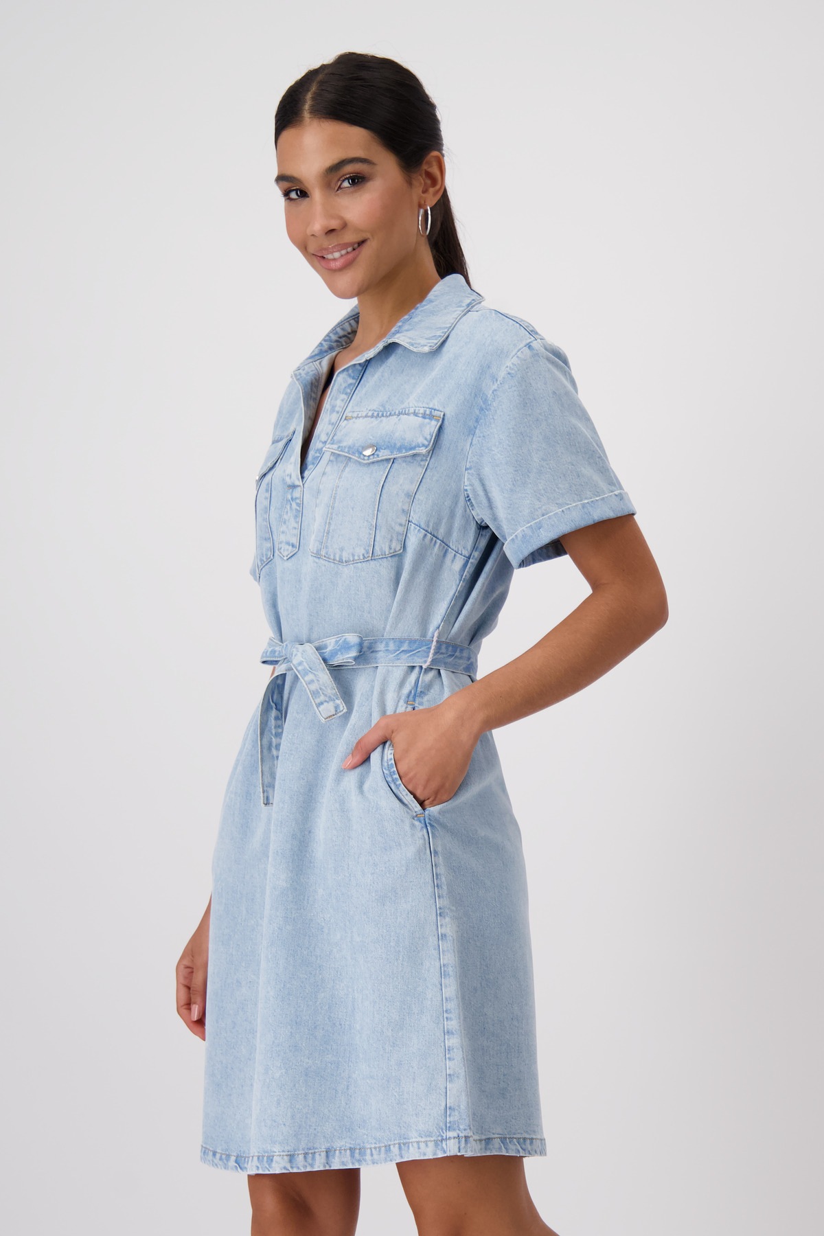 Monari Jeanskleid Brusttaschen  Eingrifftaschen mit Bindegürtel günstig online kaufen