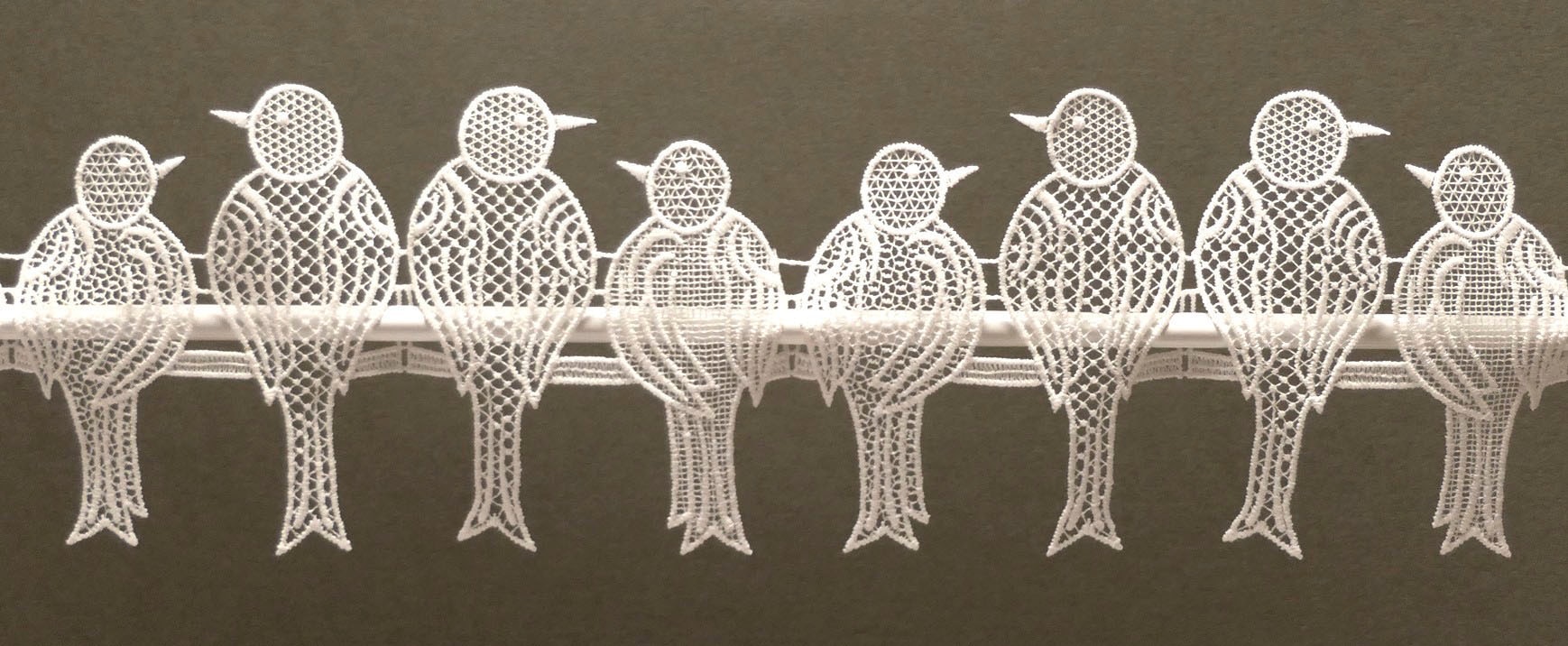 Stickereien Plauen Scheibengardine "Spatzen" Stangendurchzug 1 Stk. tlg. günstig online kaufen