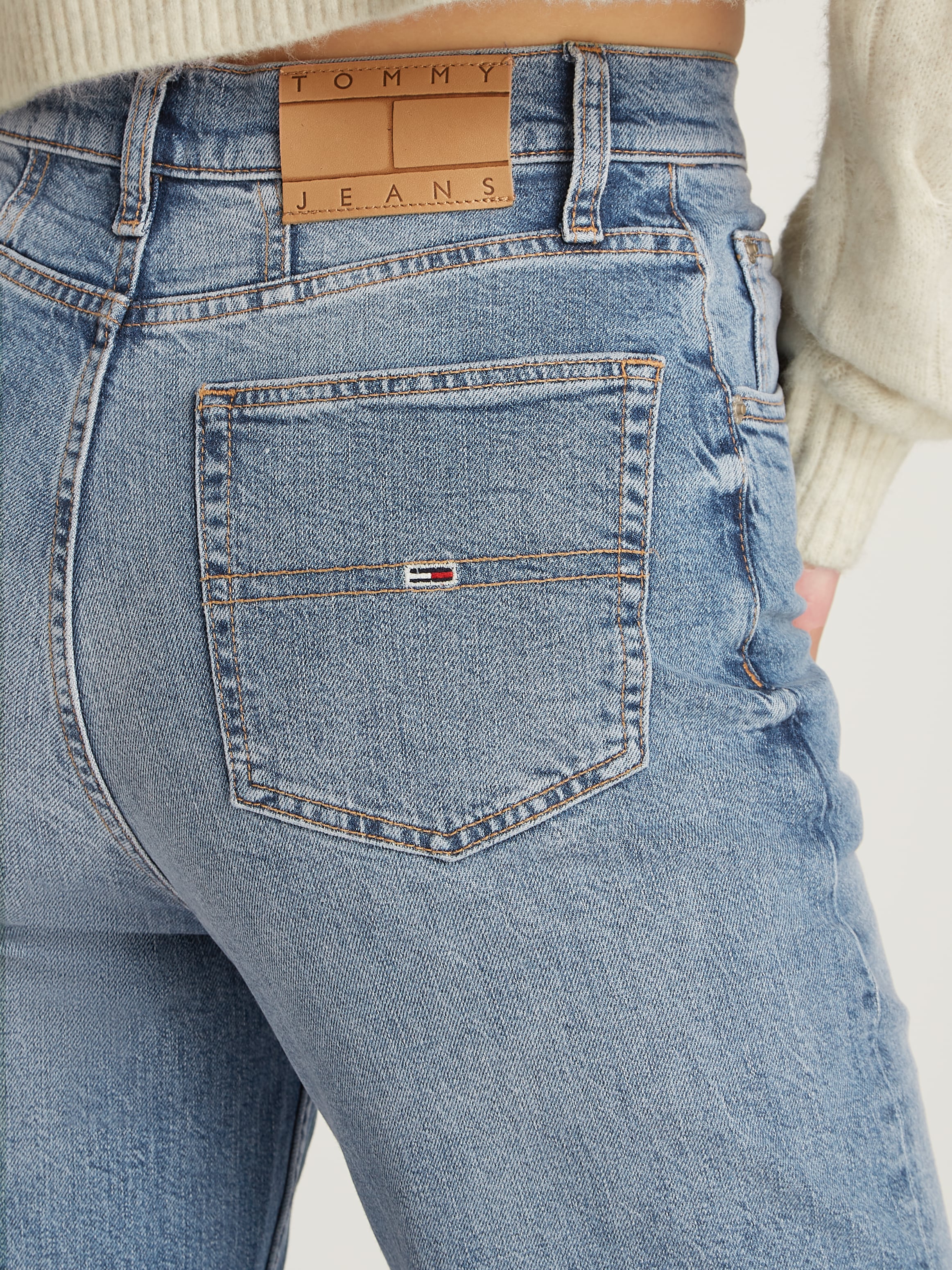 Tommy Jeans Mom-Jeans, mit Logo-Stickereien