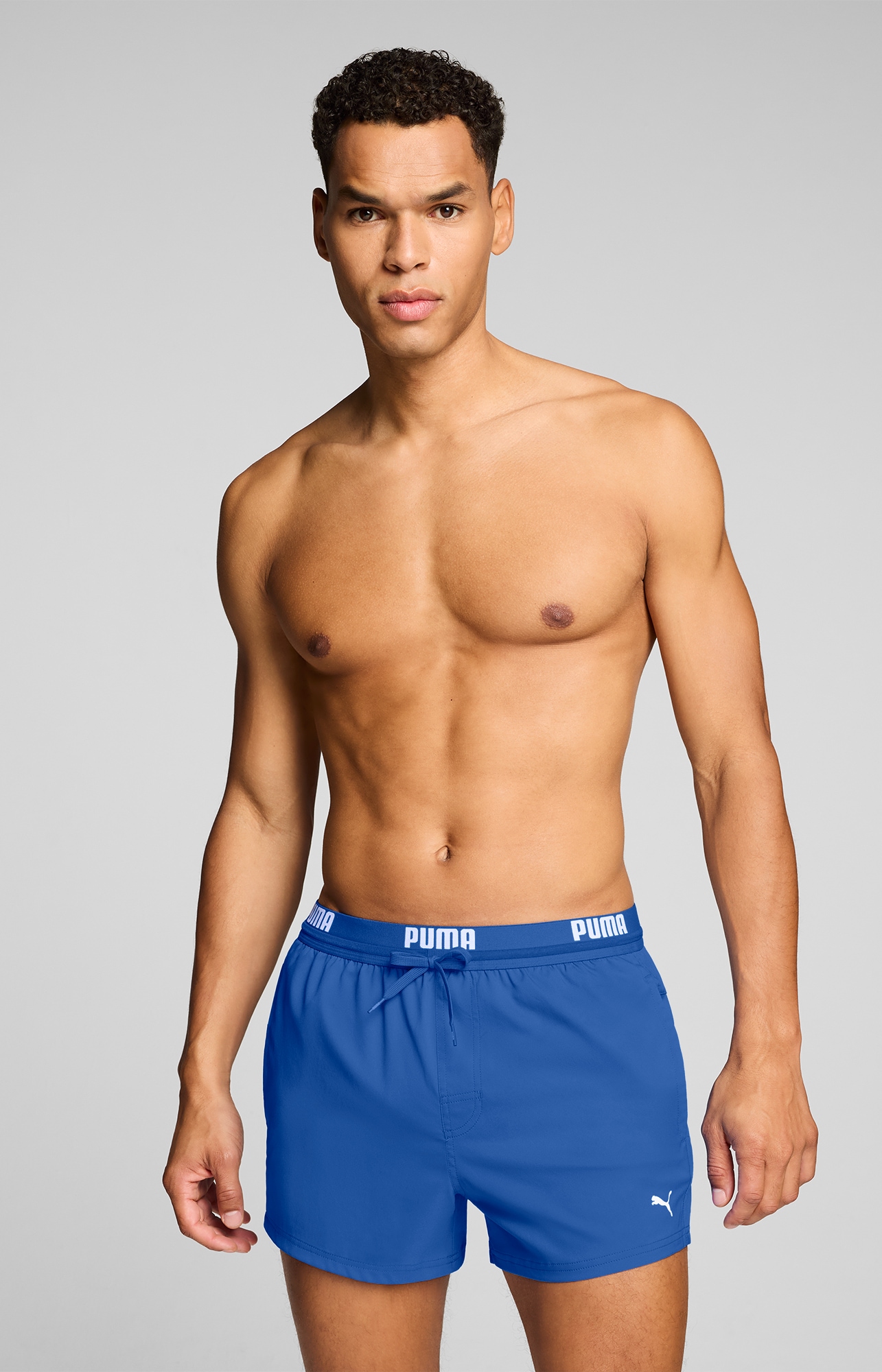 PUMA Badeshorts "PUMA SWIM MEN LOGO SHORT SHORTS 1P" Seitentaschen, Gesäßtasche mit Reißverschluss, Kordelzug