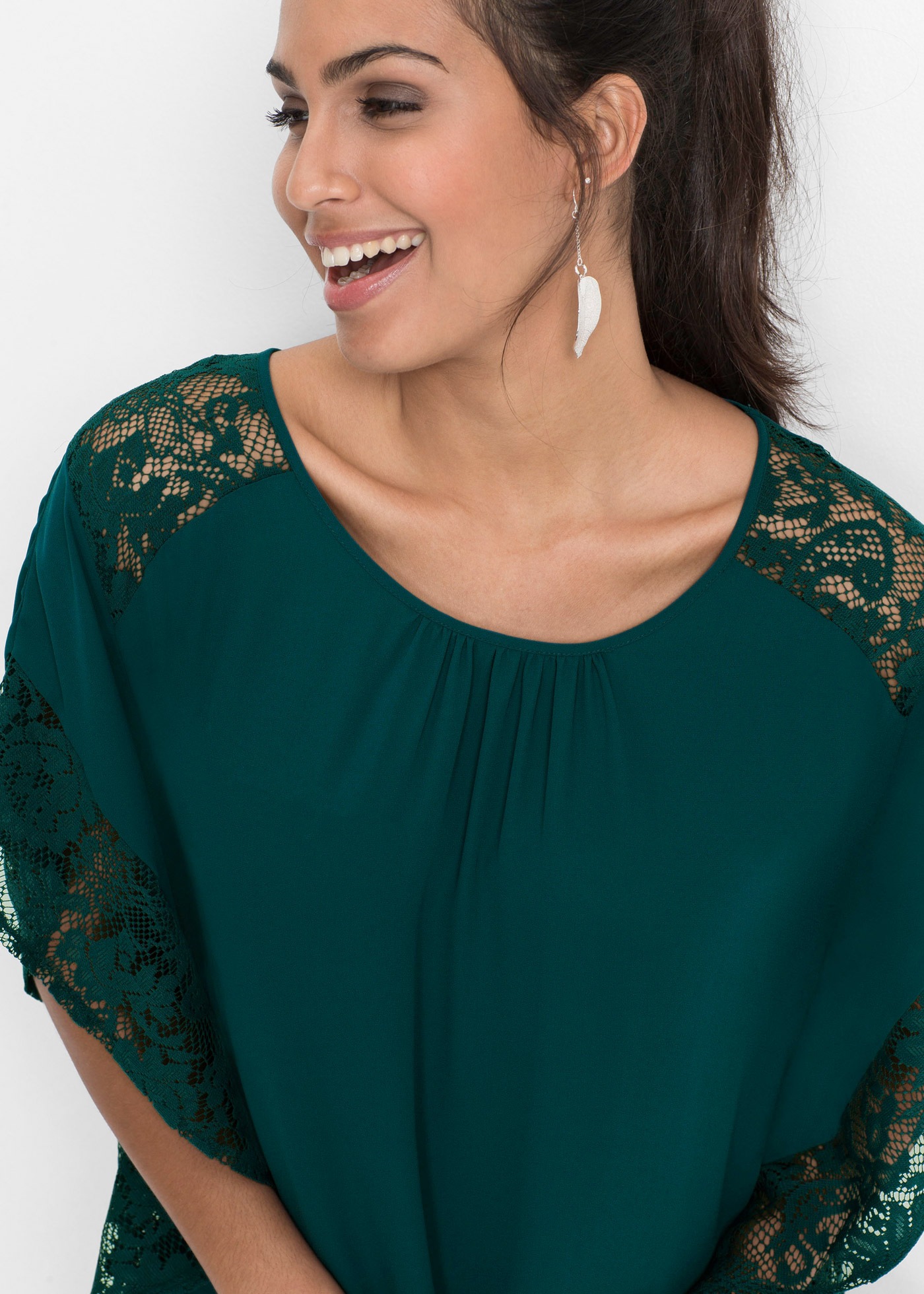 Langarmbluse BONPRIX, Damen, Gr. 48, grün (tiefgrün), Obermaterial: 100% Polyester. Spitze: 100% Polyester, figurumspielend, Blusen, figurumspielende Passform, aus Polyester, mit Applikationen 3