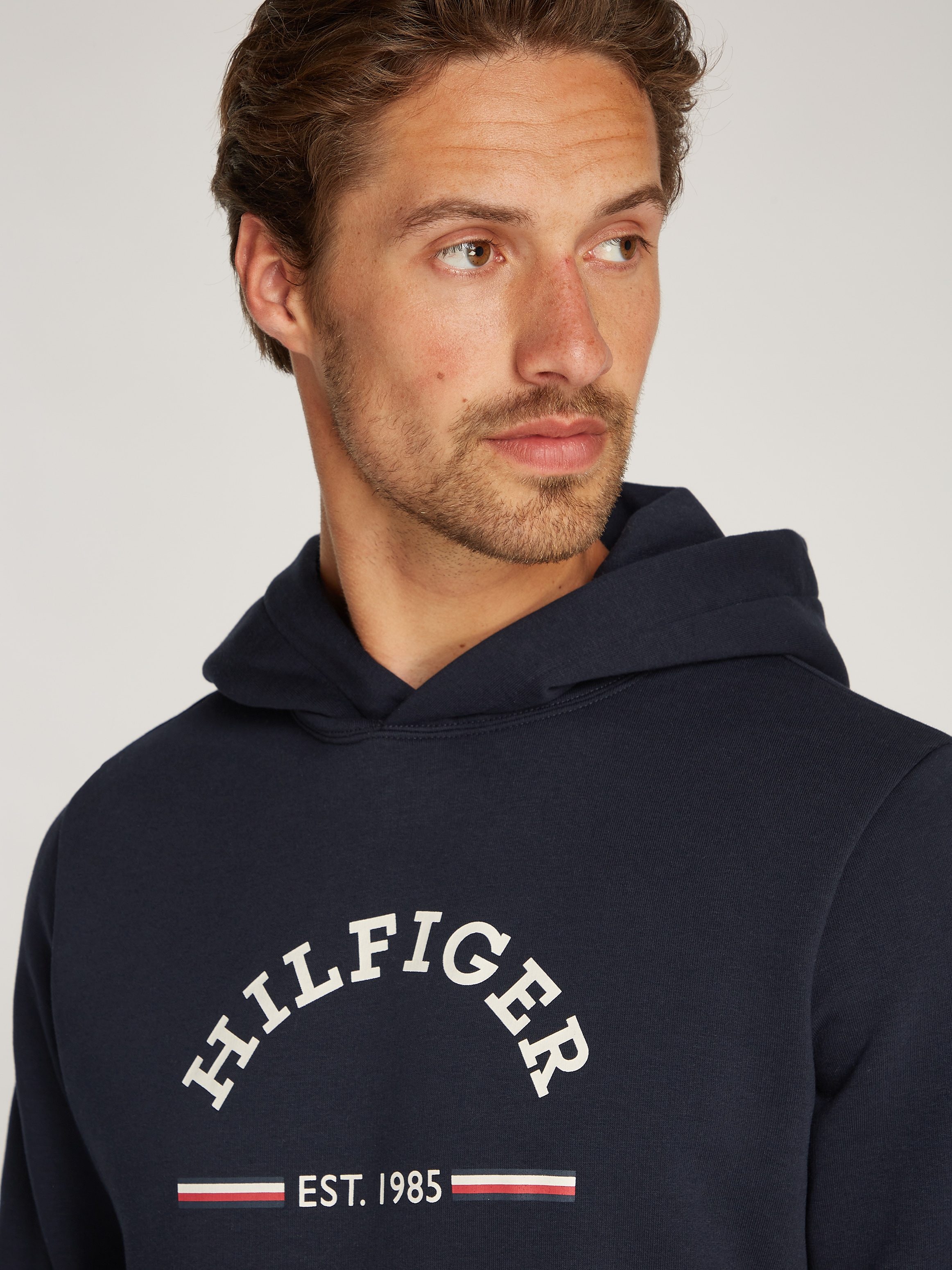 Tommy Hilfiger Kapuzensweatshirt »ROUNDALL HOODY«, kontrastfarbener Markenprint