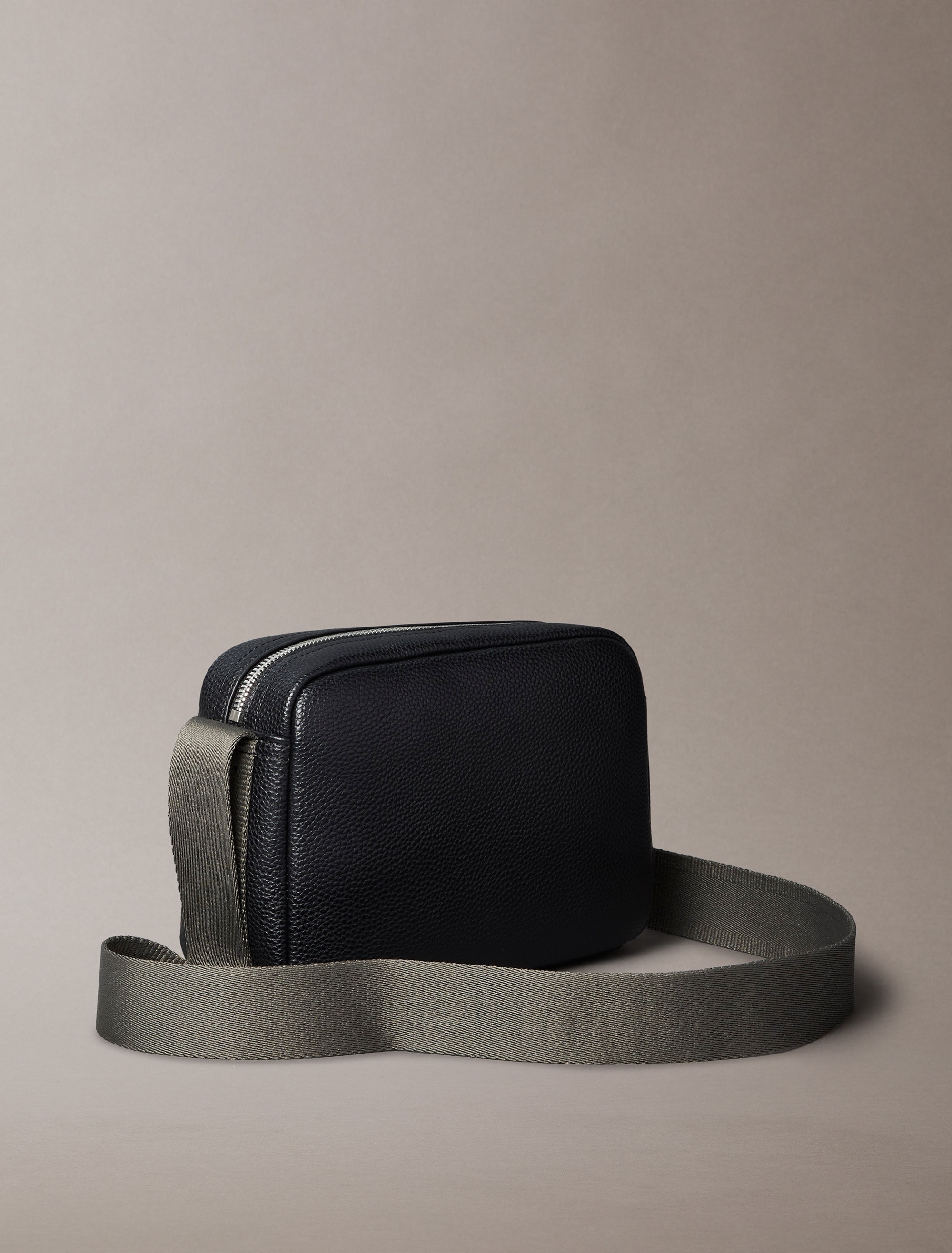 Calvin Klein Jeans Umhängetasche »CARGO CAMERA BAG«, kleine Schultertasche, Herren-Tasche, Mini Bag mit Reißverschluss