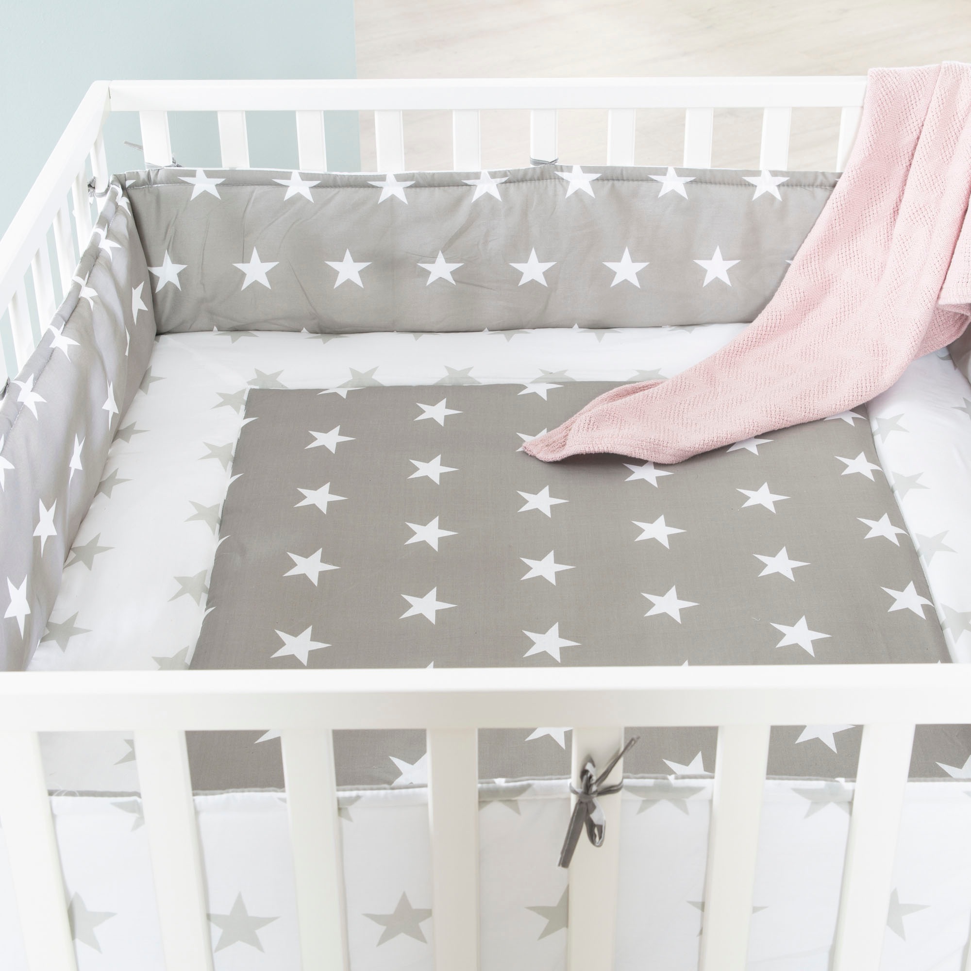 Thumbnail - roba Laufgitter "Little Stars, 100x100 cm, weiß" bis 15 kg mit Stoffeinlage und Nestchen; Rollen, höhenverstellbar