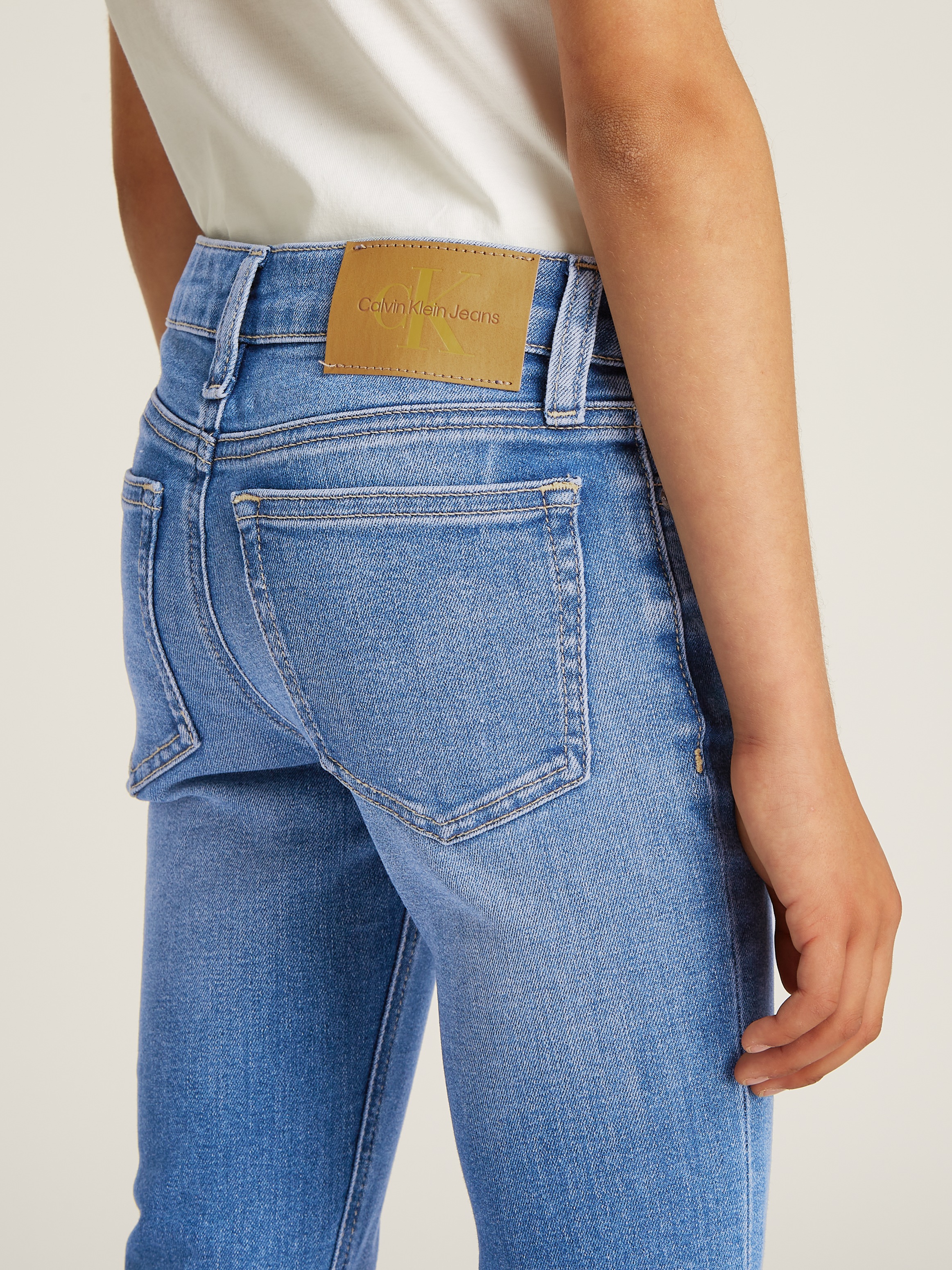 Thumbnail - Calvin Klein Jeans Skinny-fit-Jeans "MR SKINNY ESS WASHED BLUE DENIM" für Kinder bis 16 Jahre mit Logopatch