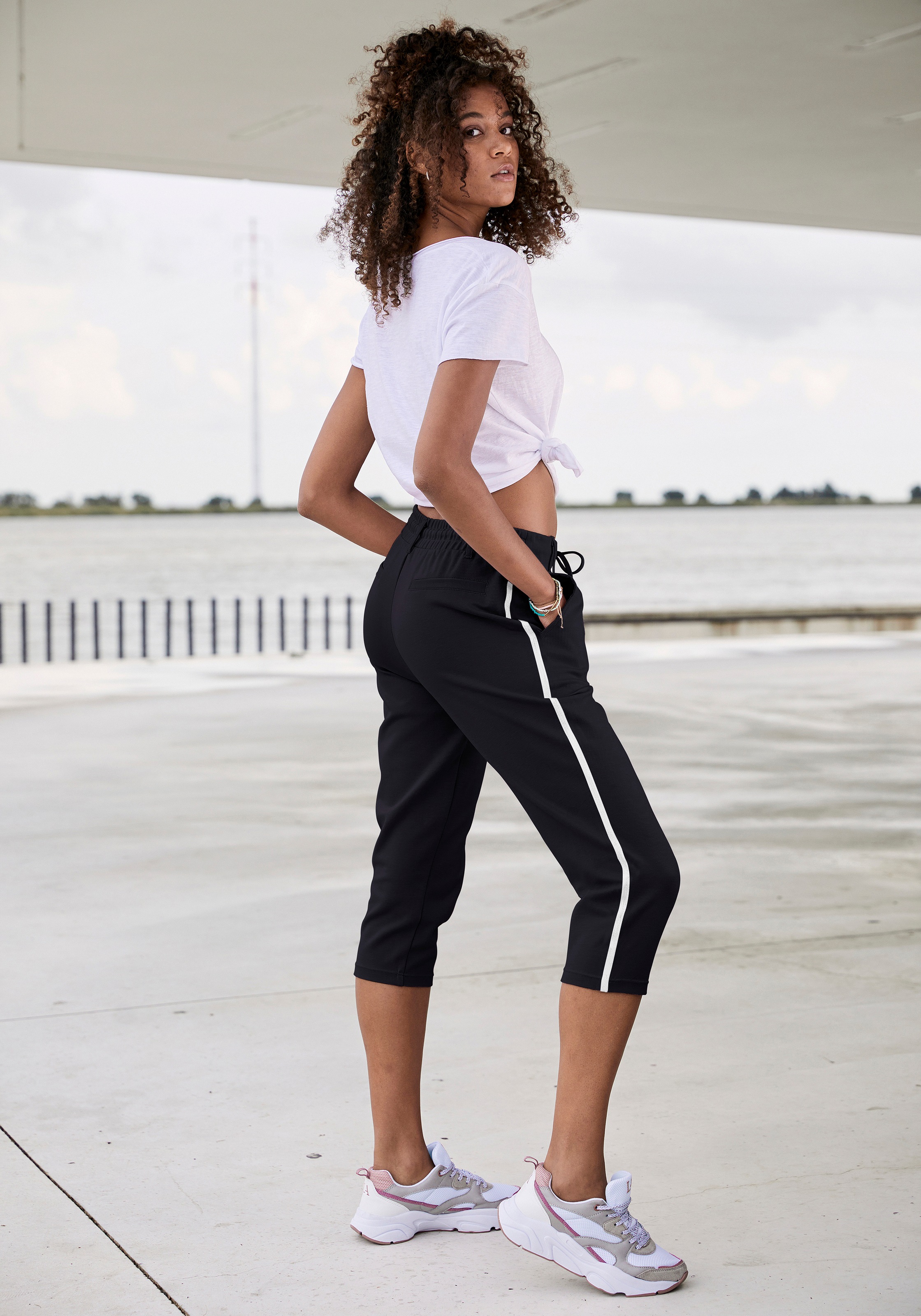 Thumbnail - LASCANA Caprihose, mit seitlichen Streifen, Loungewear