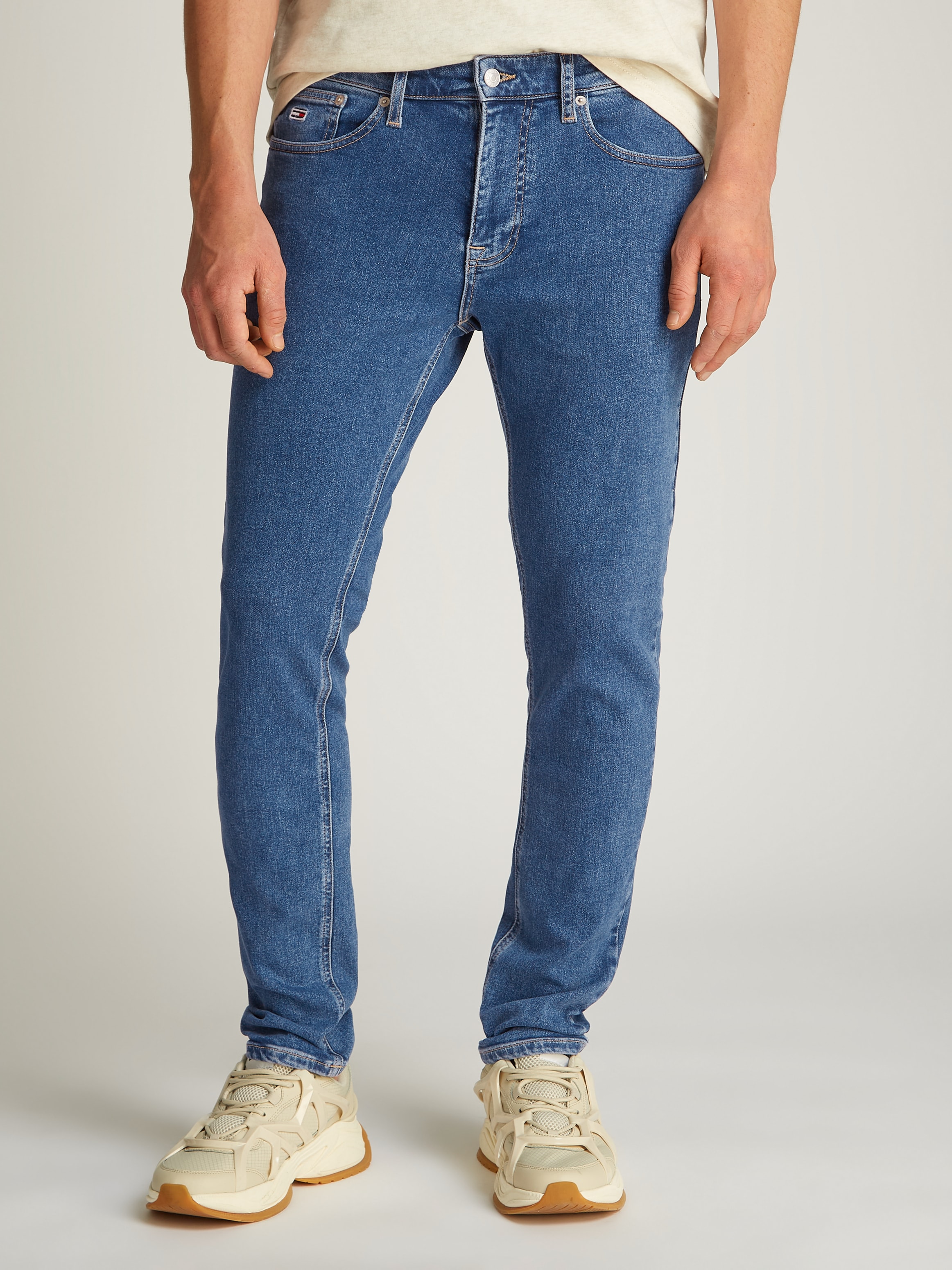 Tapered-fit-Jeans, mit Logostickereien