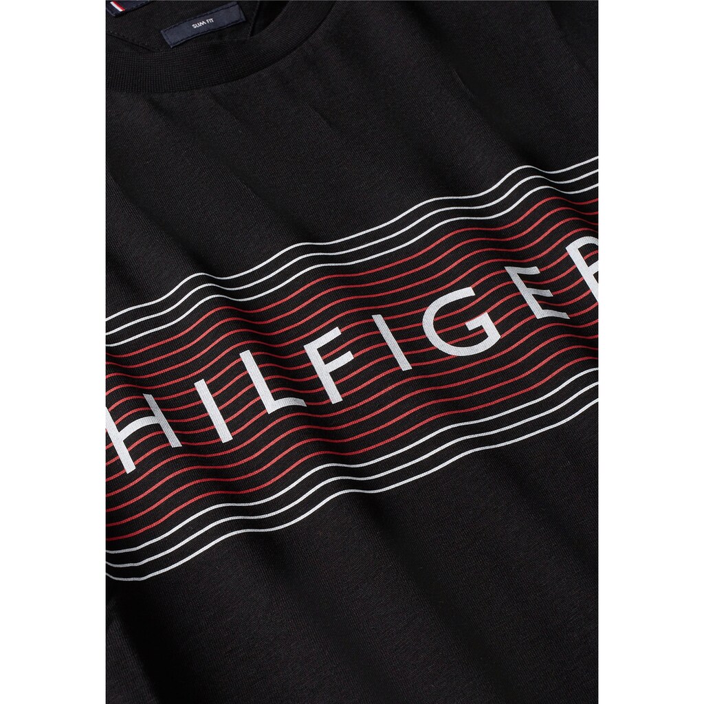 Tommy Hilfiger Rundhalsshirt »BRAND LOVE CHEST TEE«, mit TH-Stickerei am Ärmel