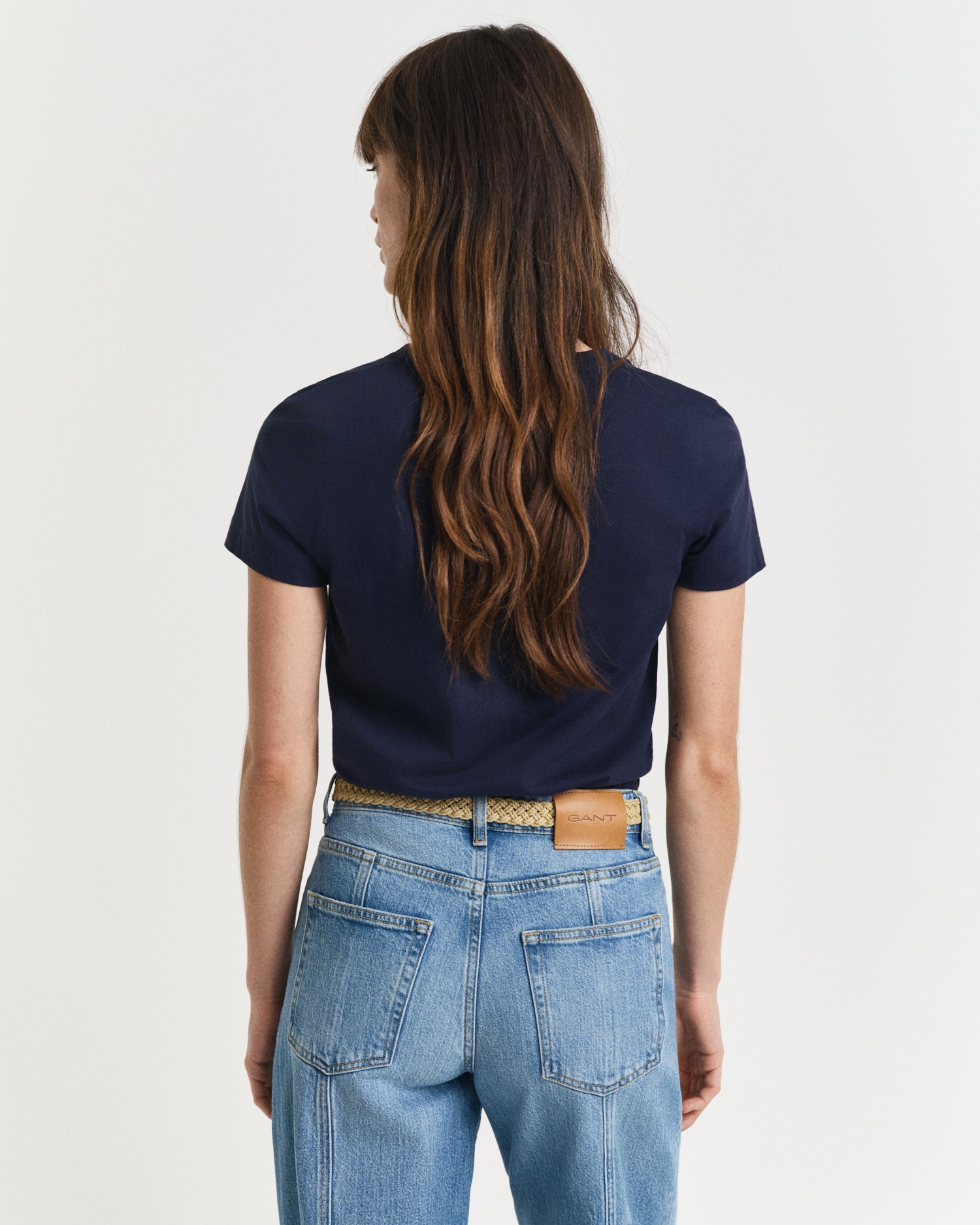 Gant T-Shirt »REG SHIELD KA V-NECK T-SHIRT«, mit einer kleinen Logostickerei auf der Brust