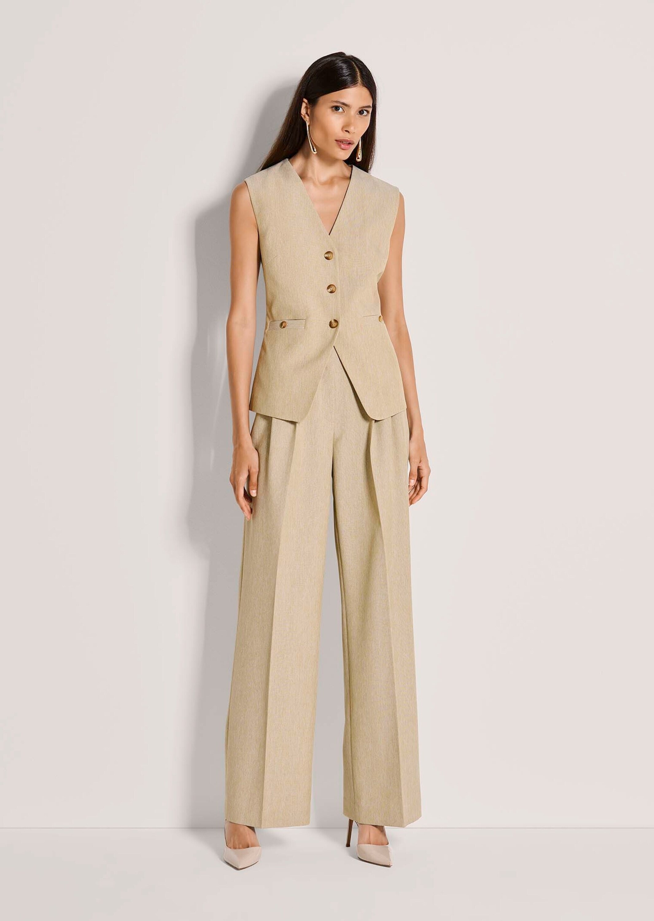 MADELEINE Kurzweste »Weste Leicht gefütterte Damenweste mit V-Ausschnitt« Markante Knopfleiste