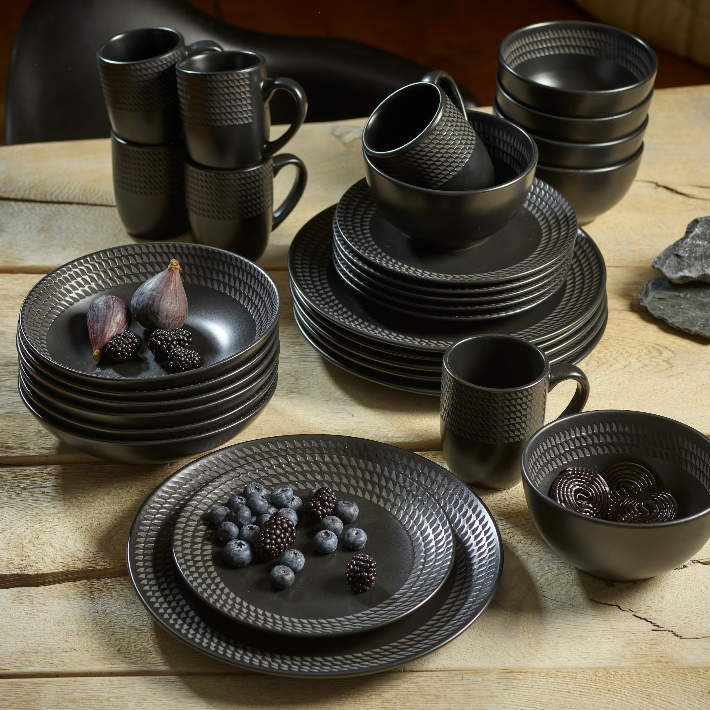 ECHTWERK Kombiservice »"BlackStyle", Schwarz«, (Set, 30 tlg.), Stilvolles Geschirrset mit markanter Struktur, hochwertige Stoneware