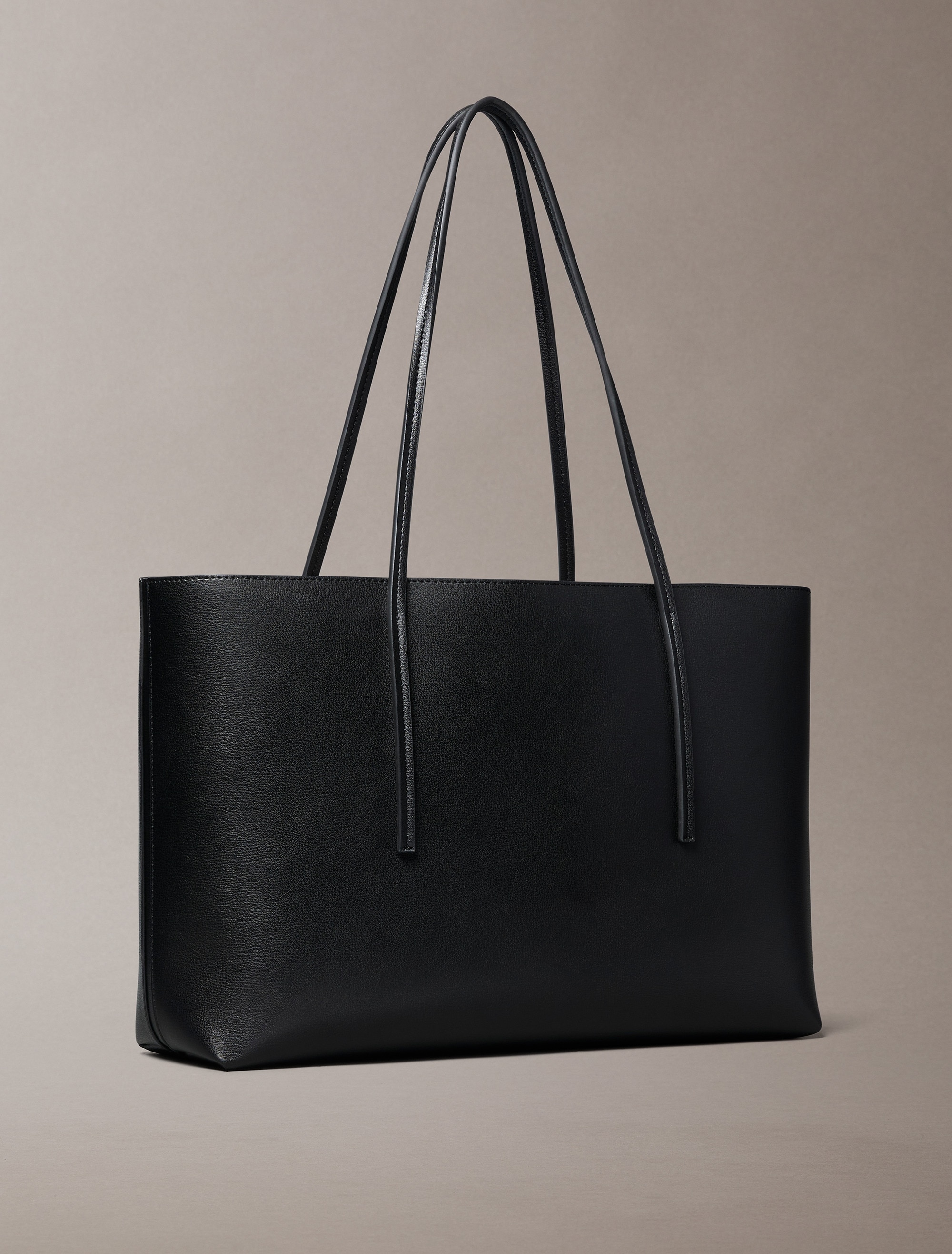 Calvin Klein Henkeltasche »FOIL LOGO TOTE W/POUCH«, (2 tlg.), Damen-Schultertasche mit Reißverschluss-Tasche