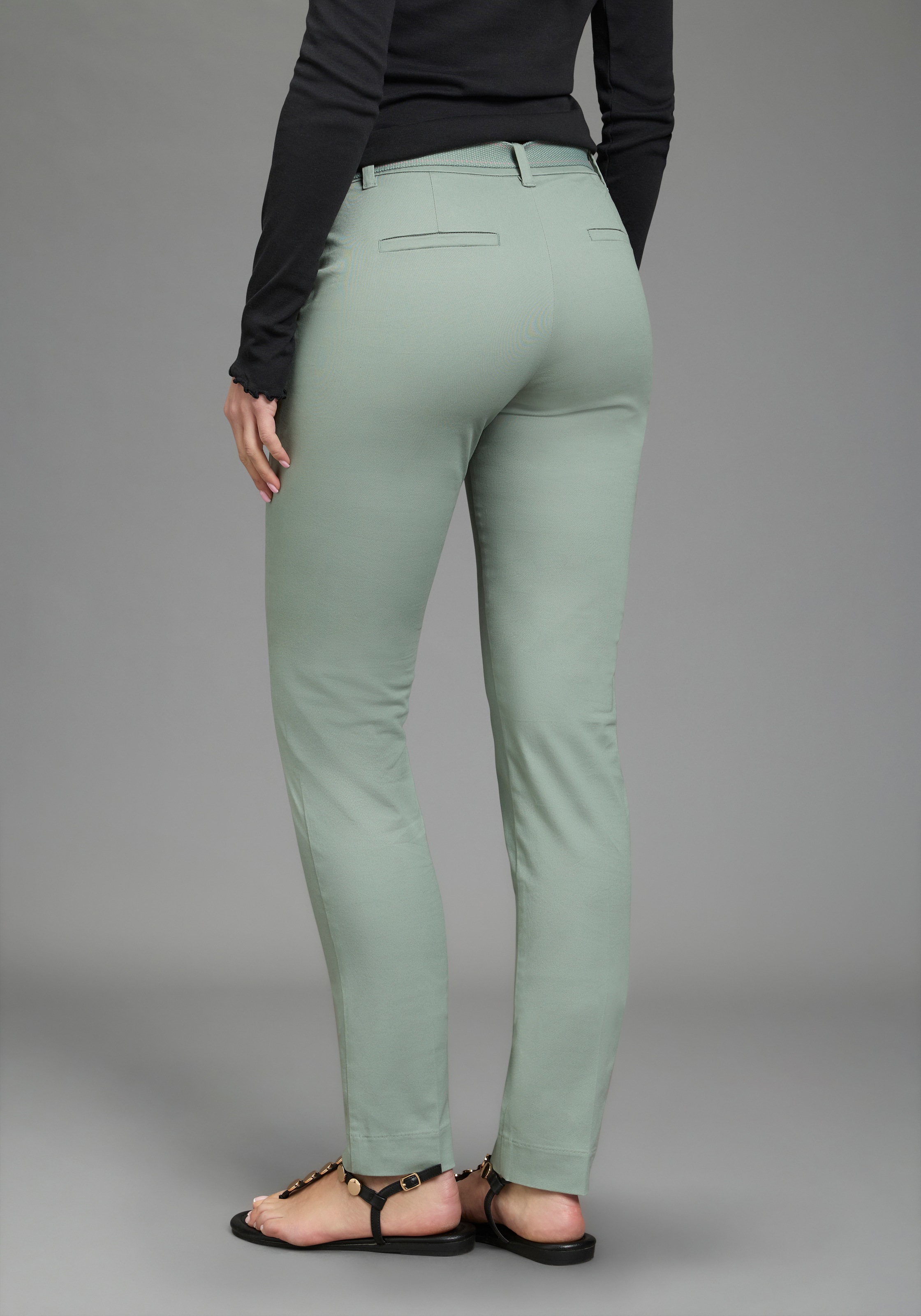 AJC Chinohose in lässiger Form mit konstrastfarbendem Gürtel günstig online kaufen