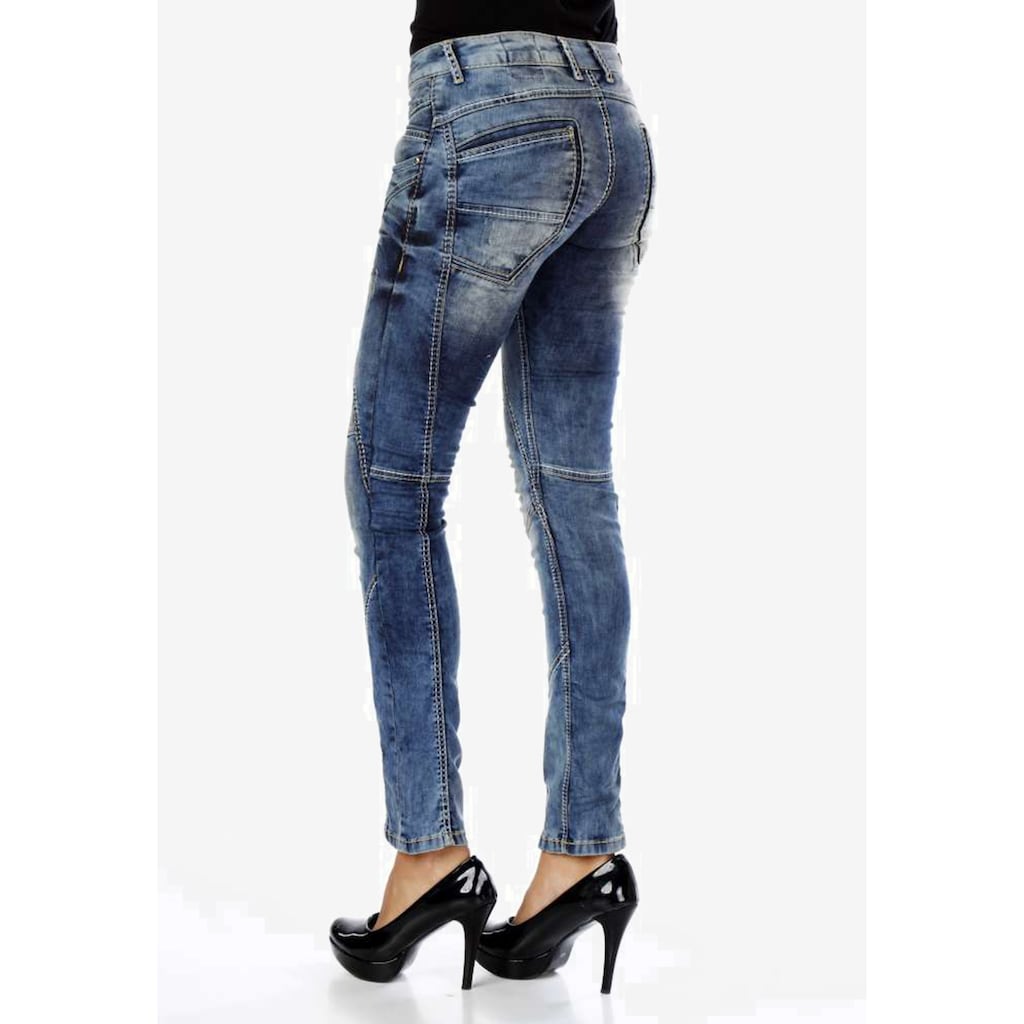 Cipo & Baxx Slim-fit-Jeans, mit Ziernähten in Straight Fİt