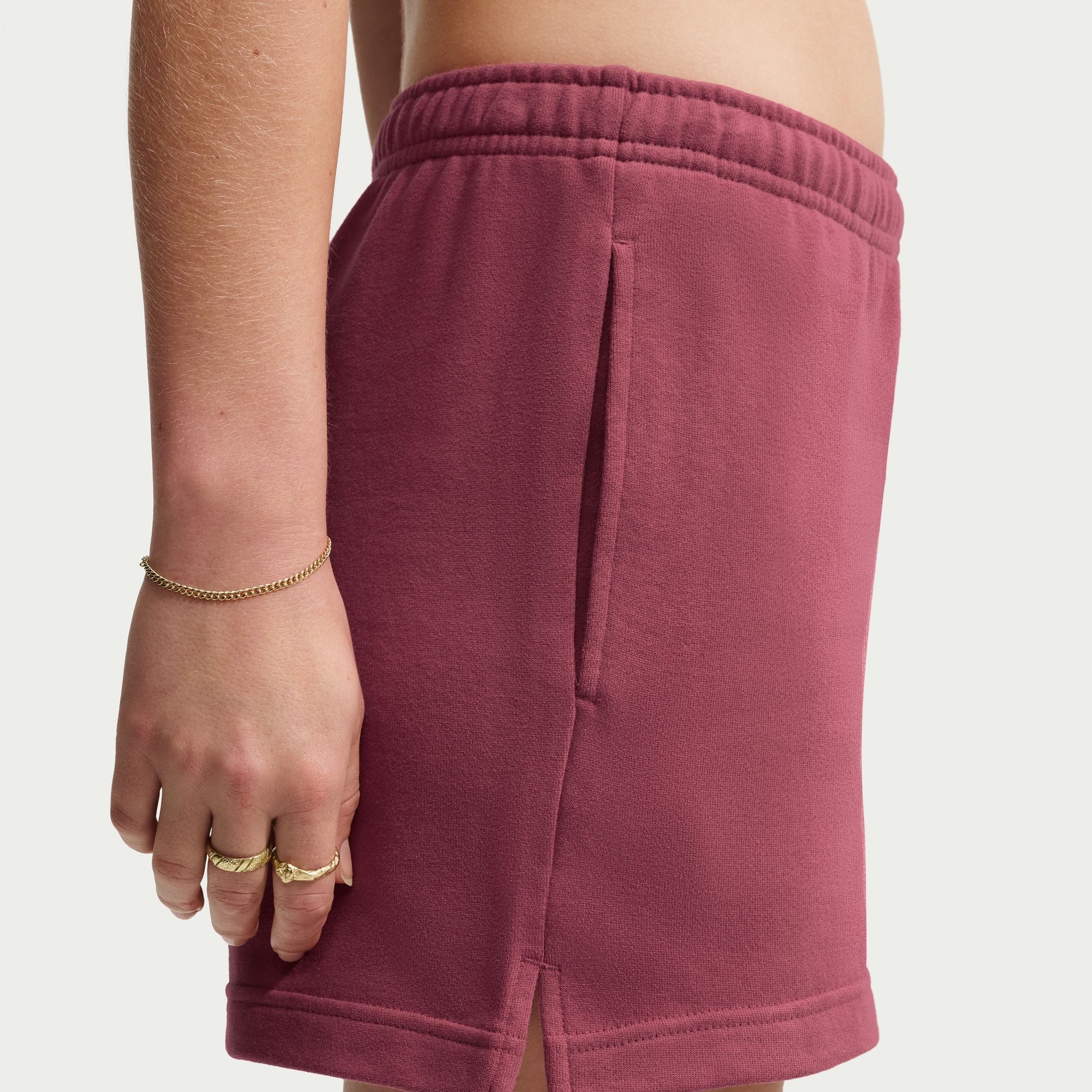 Nike Sportswear Shorts »W NK STDO FLC LW MR STD 4 SHRT«  mit sportlichem Stil, aus Baumwolle und Polyester, lässiger Schnitt