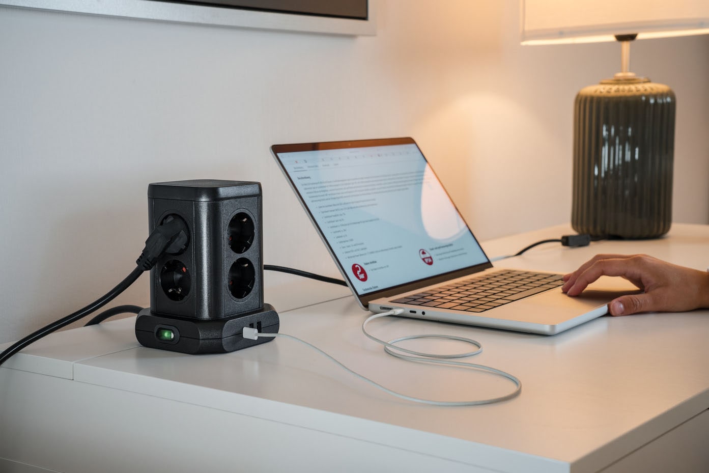 Brennenstuhl Steckdosenleiste »Steckdosenturm 8-fach« 11-fach (Ein- / Ausschalter | Klappendeckel | USB-Anschlüsse Schutzkontaktkupplung;Überspannungsschutz;Schutzkontaktstecker Kabellänge 2 m)