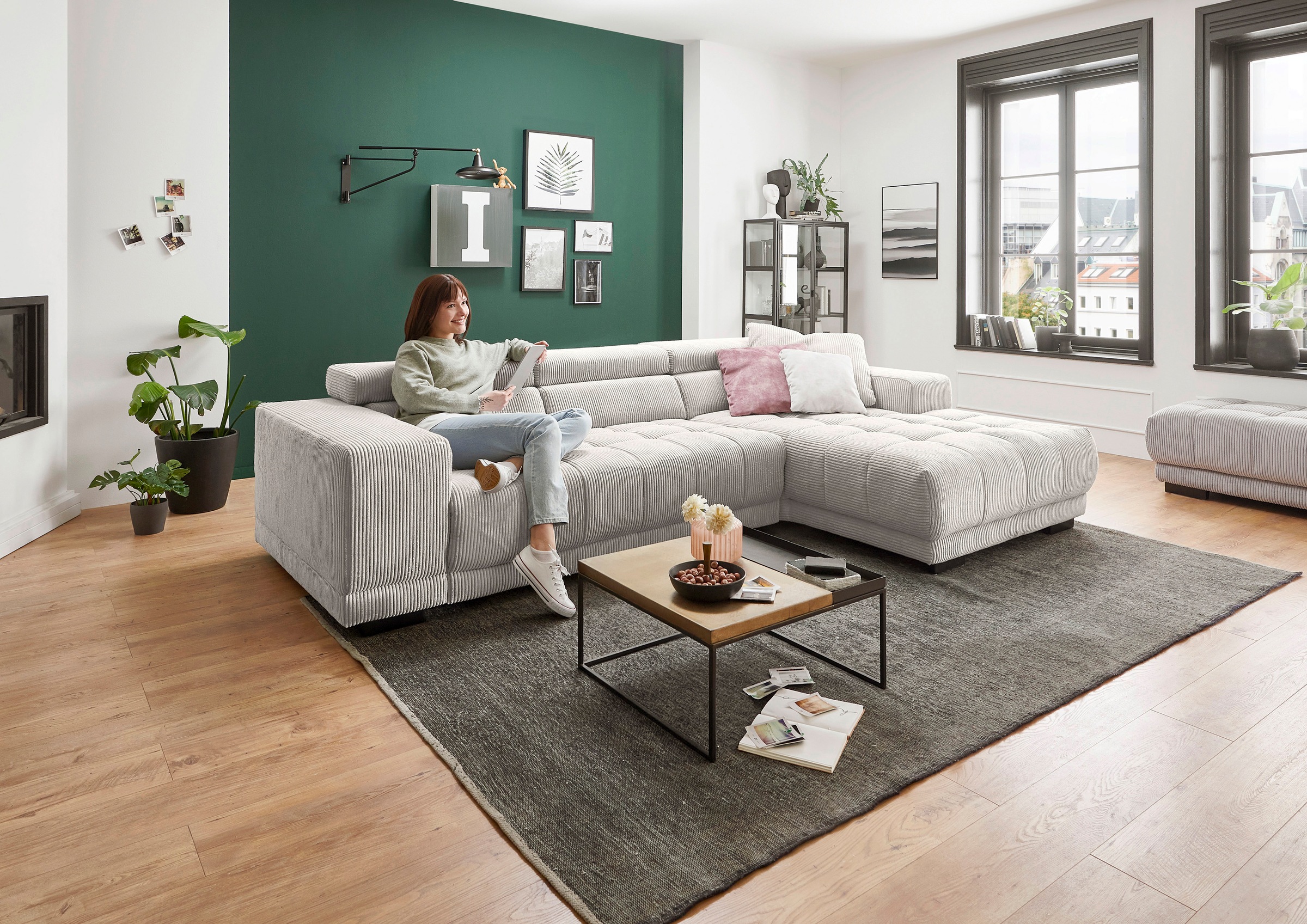 Die PlanBar Ecksofa »MP-IN15053 L-Form schmaler Schenkel«, mit Kopfteilverstellung, wahlweise mit manueller Vorziehbank