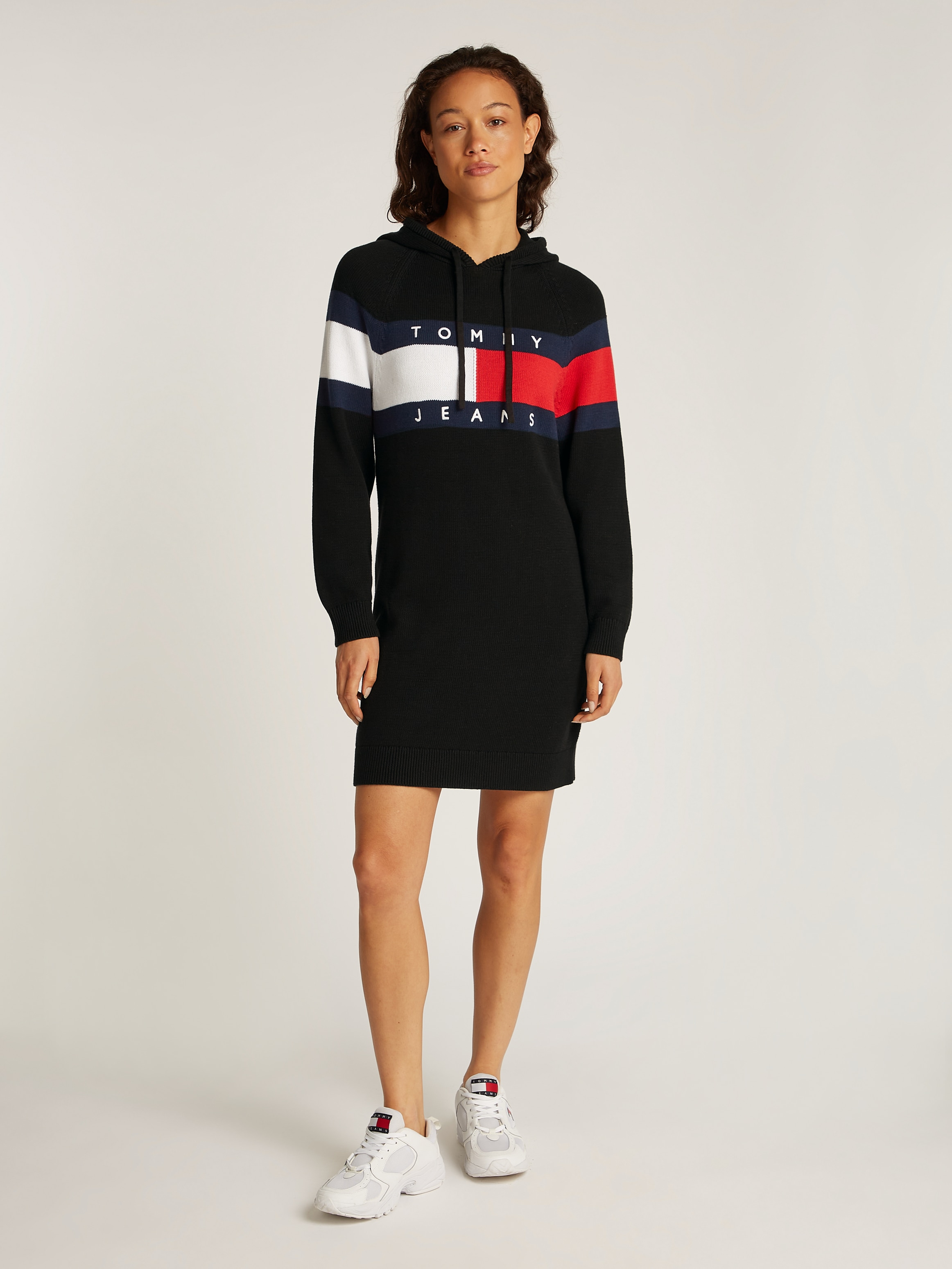 Strickkleid »TJW FLAG HOOD SWEATER DRESS EXT«, mit Logo-Flag