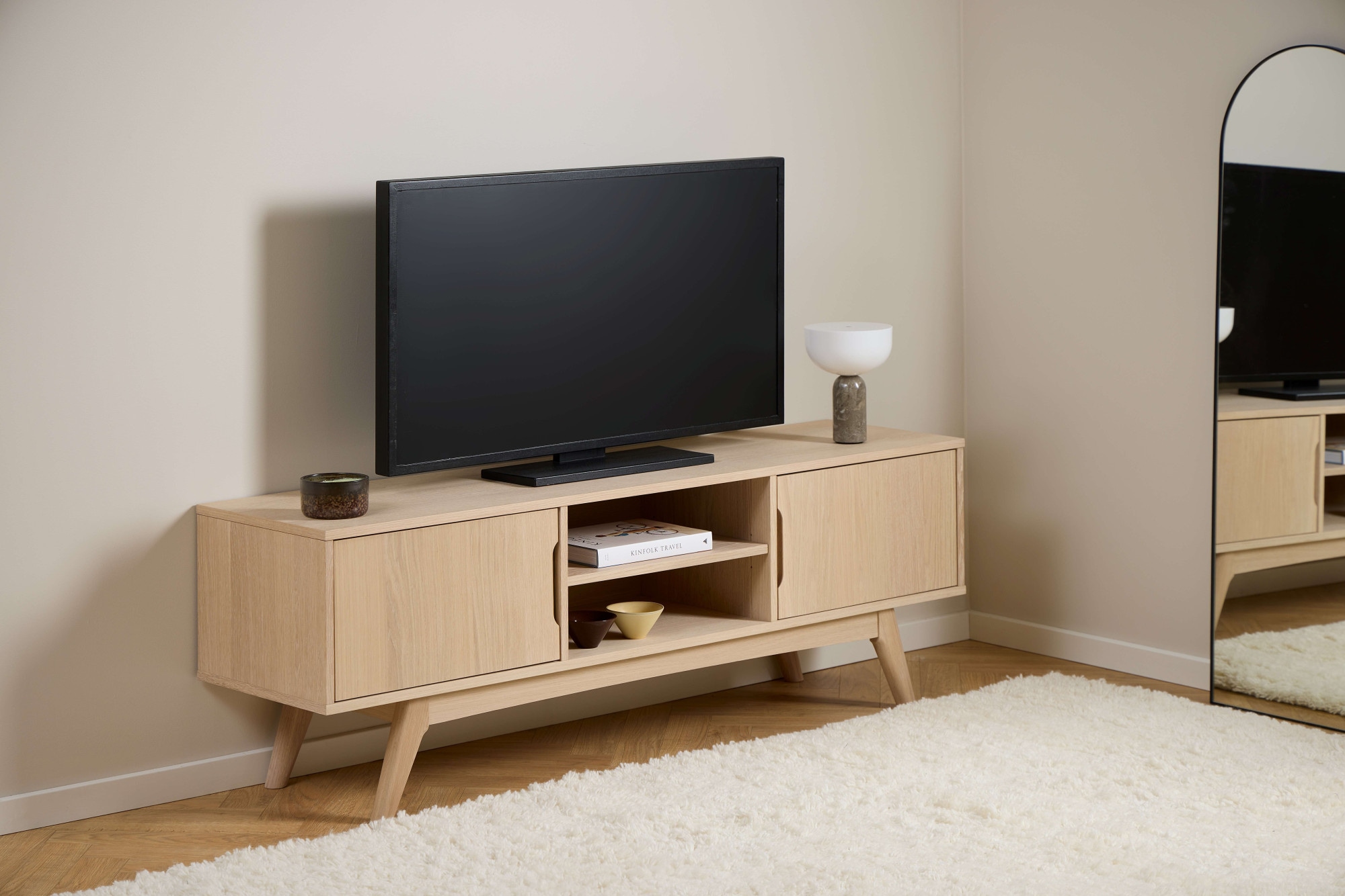 ACTONA GROUP TV-Schrank »Marte - zeitlos & praktisch mit flexiblen Aufbewahrungsmöglichkeiten« Langlebiger TV-Tisch aus massiver Eiche mit viel Stauraum. B: 160 cm