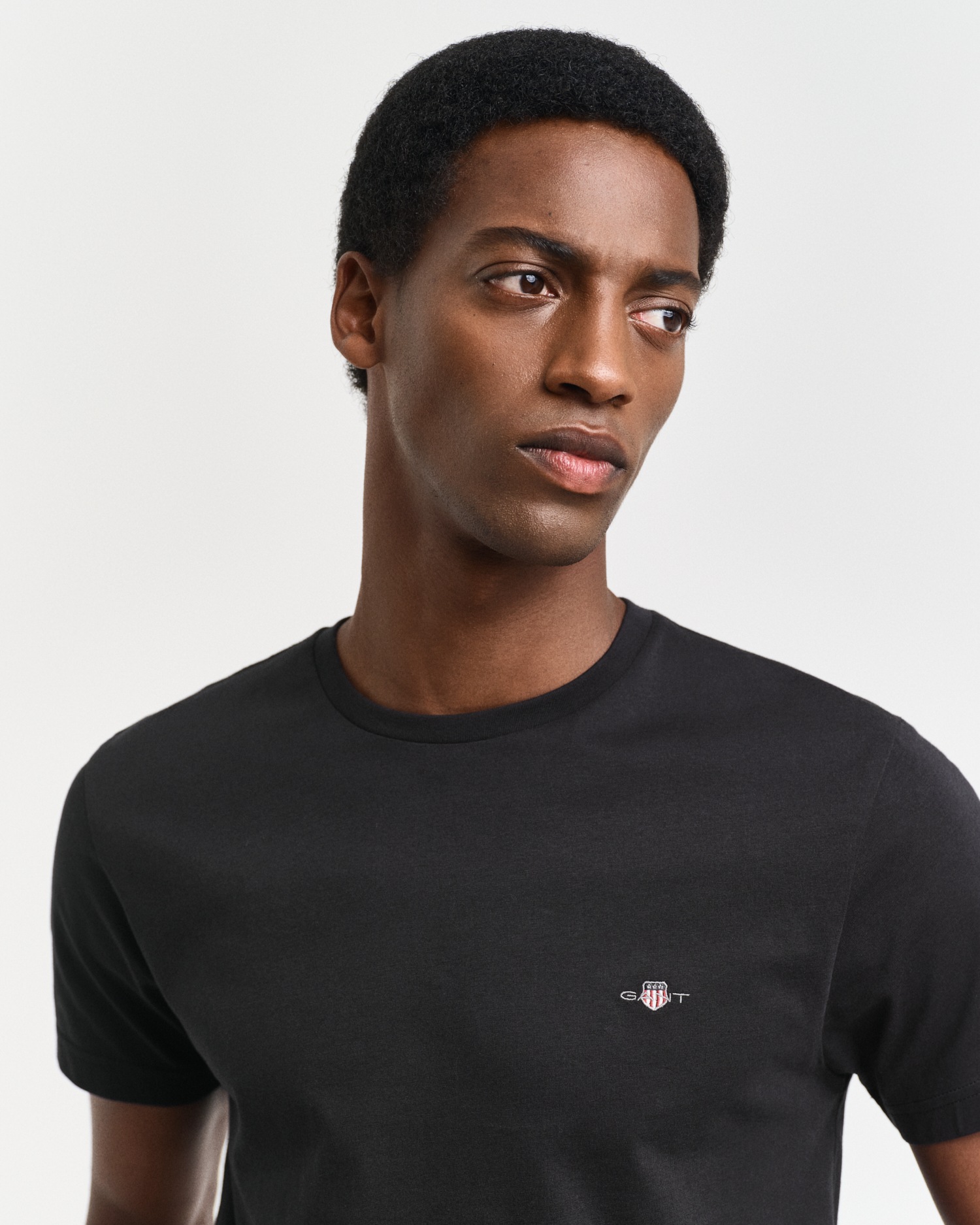 Gant T-Shirt »SLIM SHIELD SS T-SHIRT«, mit Logostickerei auf der Brust