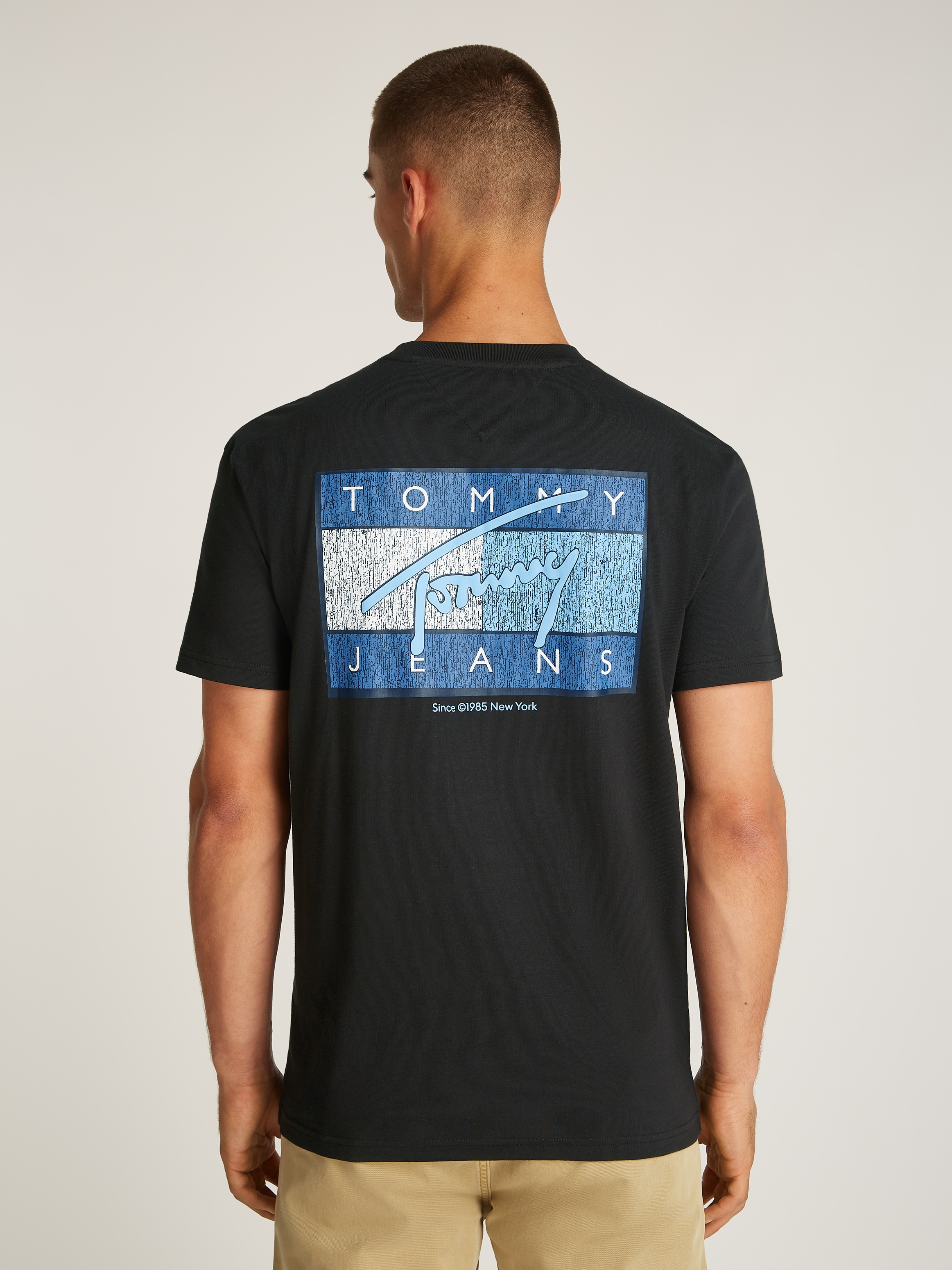 Tommy Jeans T-Shirt »TJM REG RWB FLAG TEE EXT«, mit großem Logo auf dem Rücken