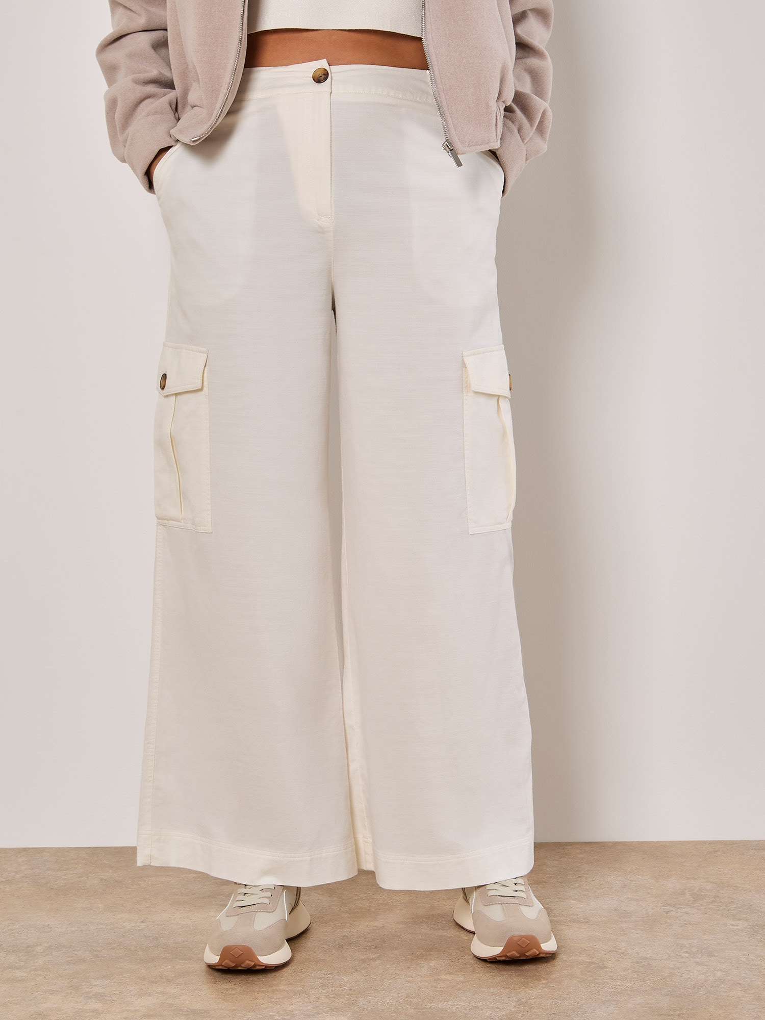 Apricot Stoffhose "Chino" mit Kargotaschen und weitem Bein