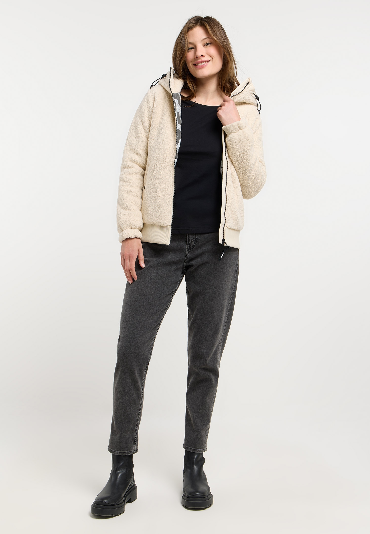 Ragwear Fleecejacke »COUSY SHORT« mit Kapuze hüftlange Länge, mit Reißverschluss, figurumspielende Passform