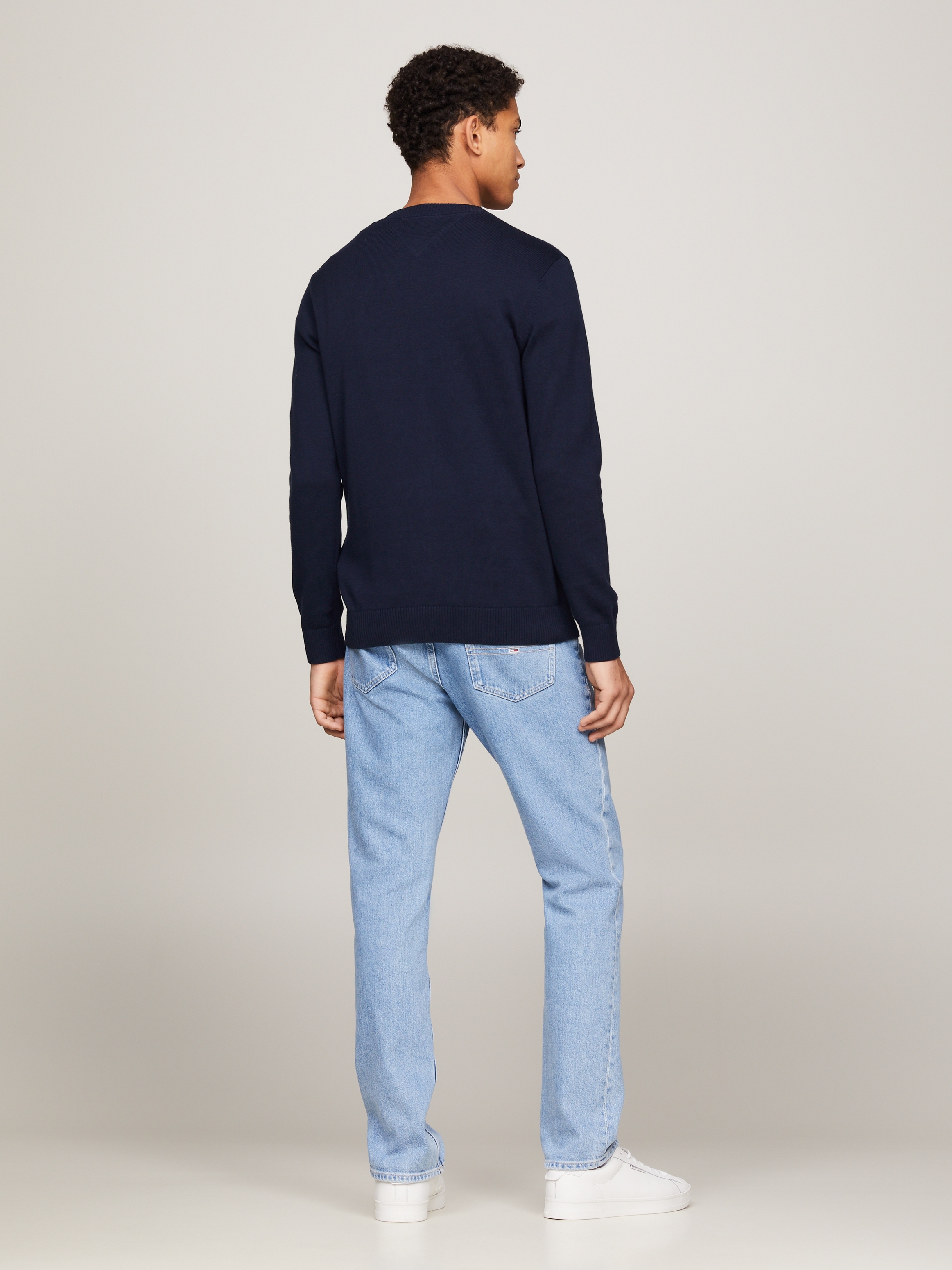 Tommy Jeans Rundhalspullover »TJM SLIM ESSENTIAL LIGHT SWEATER«, mit Flag-Patch