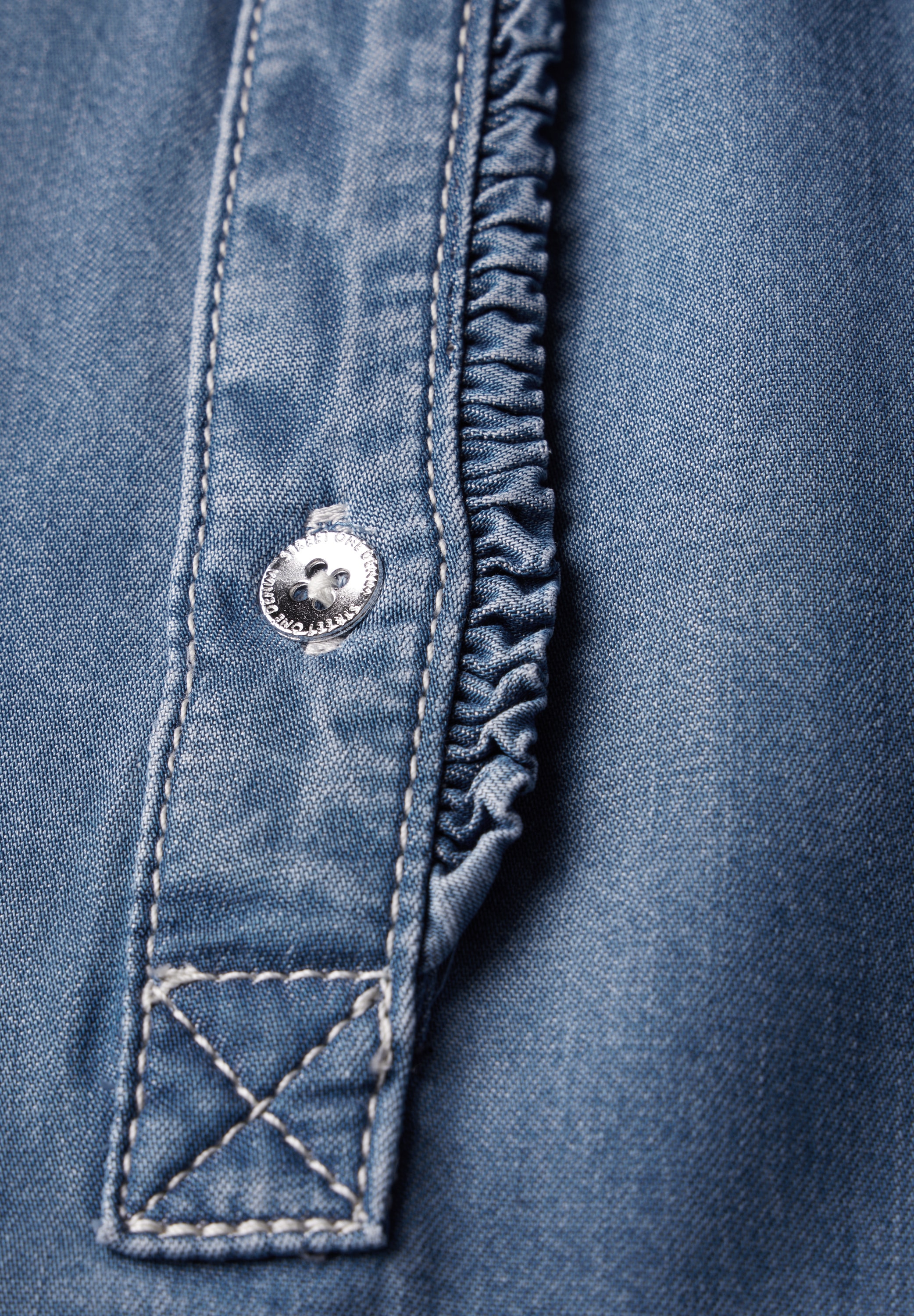 STREET ONE Jeansbluse, Kragen und halbe Knopfleiste am Ausschnitt