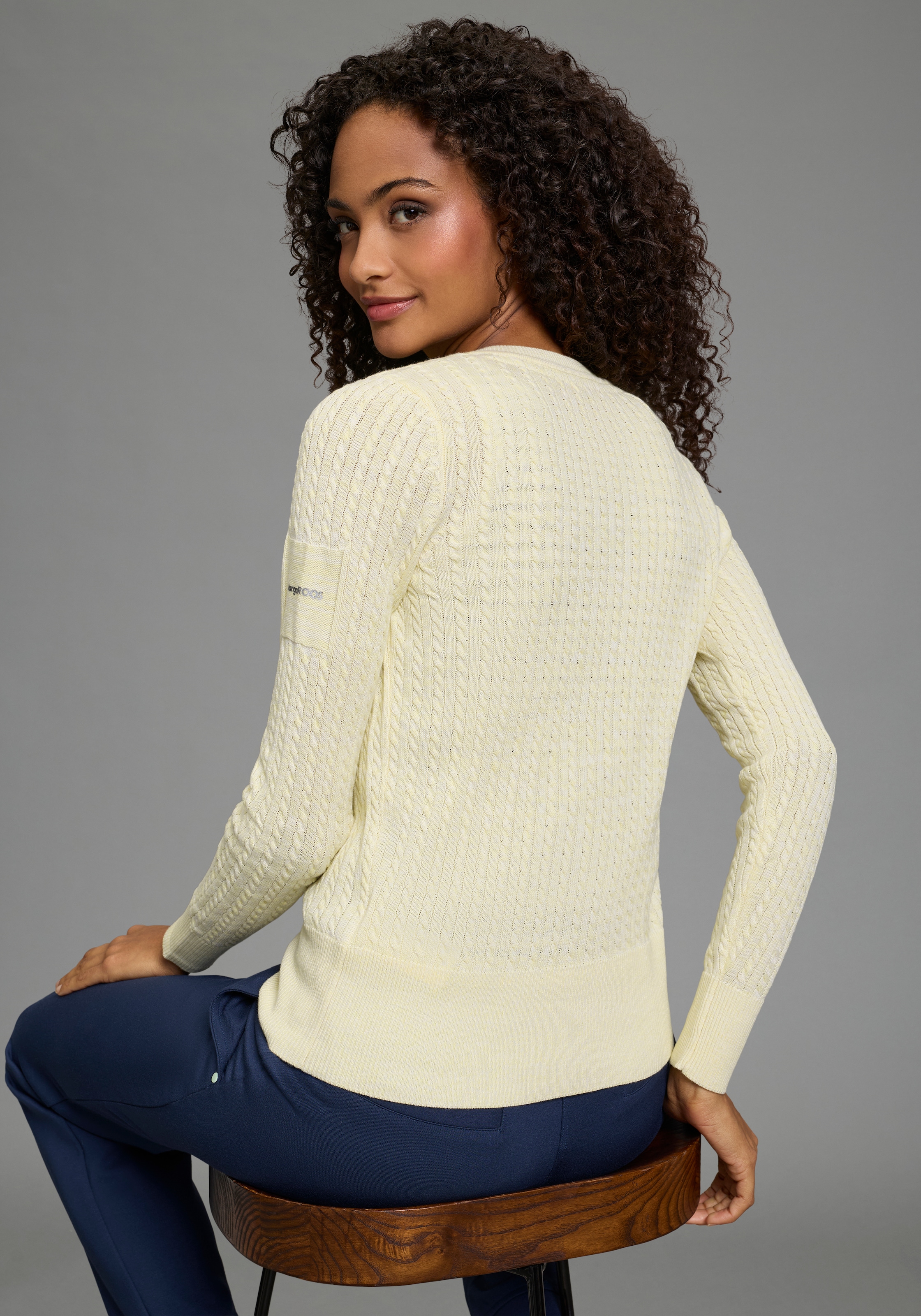 KangaROOS Strickjacke hüftlange Form, figurbetonte Passform, aus Feinstrick und Strick