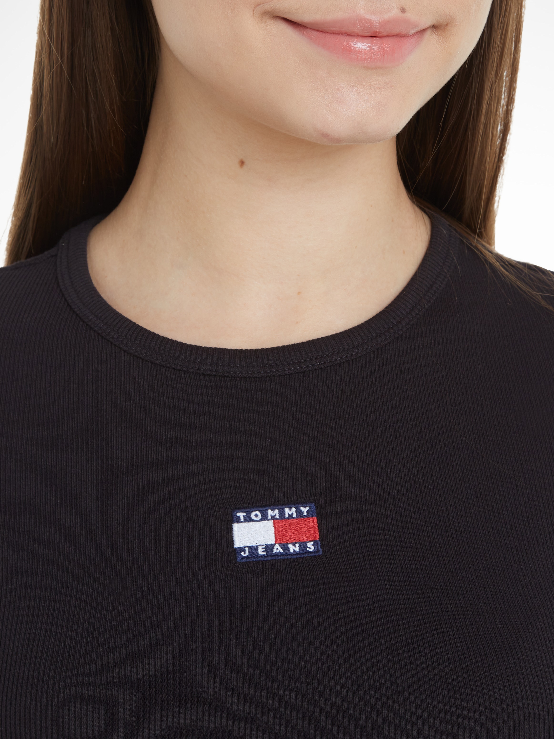 Tommy Jeans Rundhalsshirt »TJW SLIM BADGE RIB TEE«, in Rippoptik, mit Logo-Stickerei