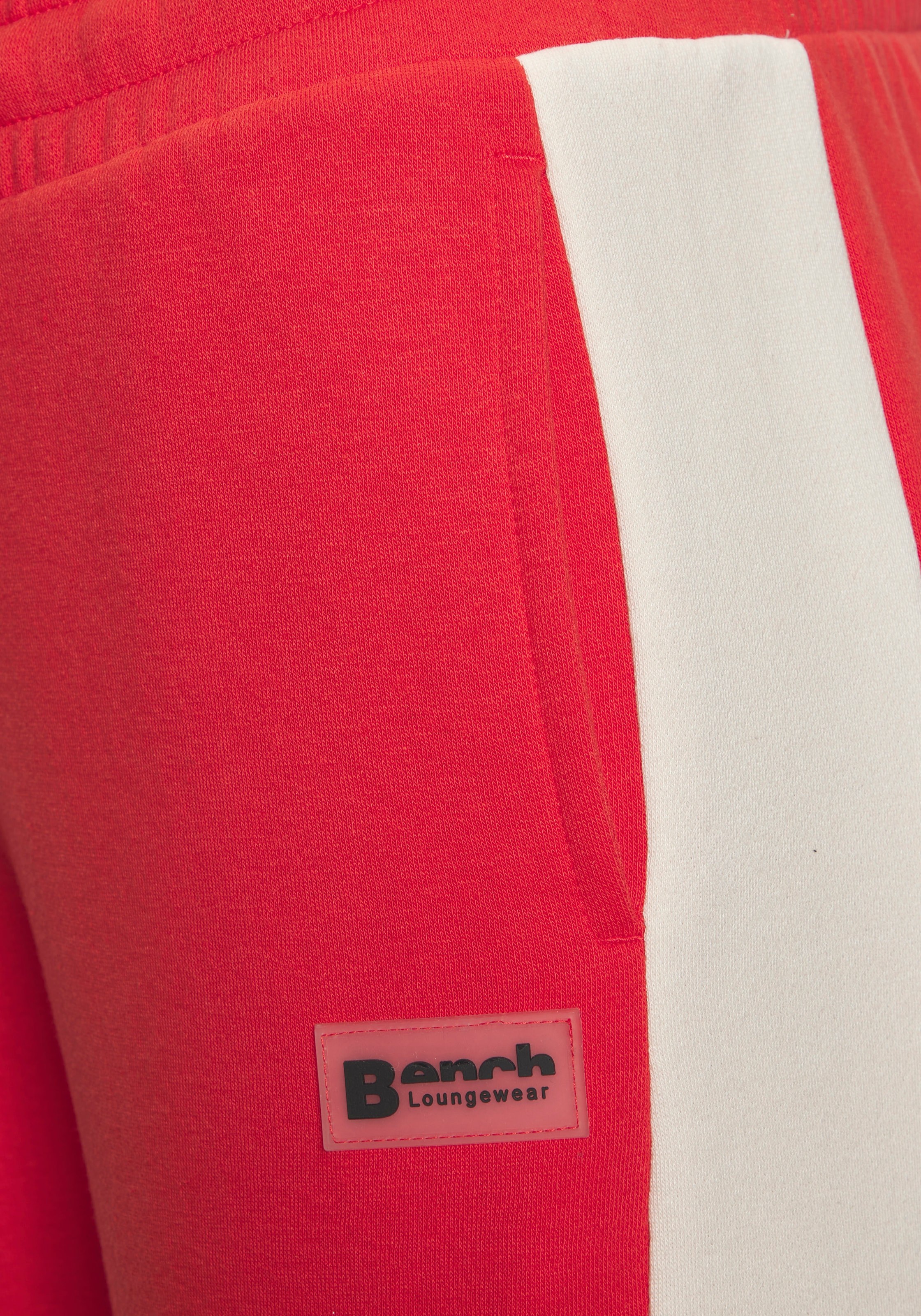 Bench. Loungewear Loungehose, mit Seitenschlitzen am Beinsaum und Silikon Logo Badge