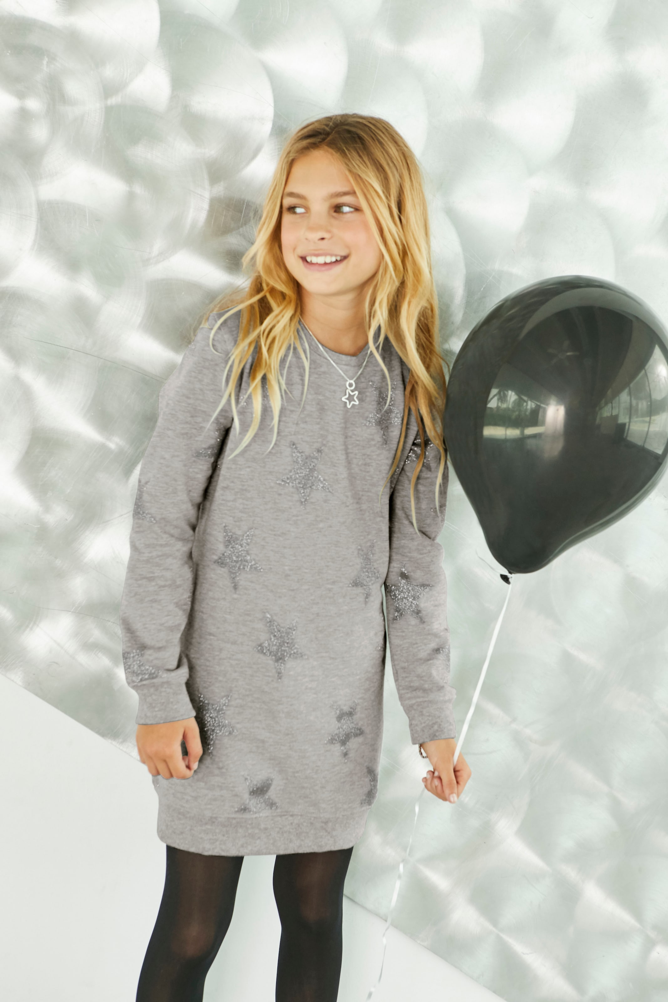 Sweatkleid KIDSWORLD "Sterne-Allover Kleid", Mädchen, Gr. 152/158, N-Gr, grau (grau, meliert), angeraute Sweatware, Obermaterial: 90% Baumwolle, 10% Viskose, Glitzermuster, bedruckt, tailliert ca. Mitte Oberschenkel, Rundhals, Bündchen, Kleider Sweatkleid