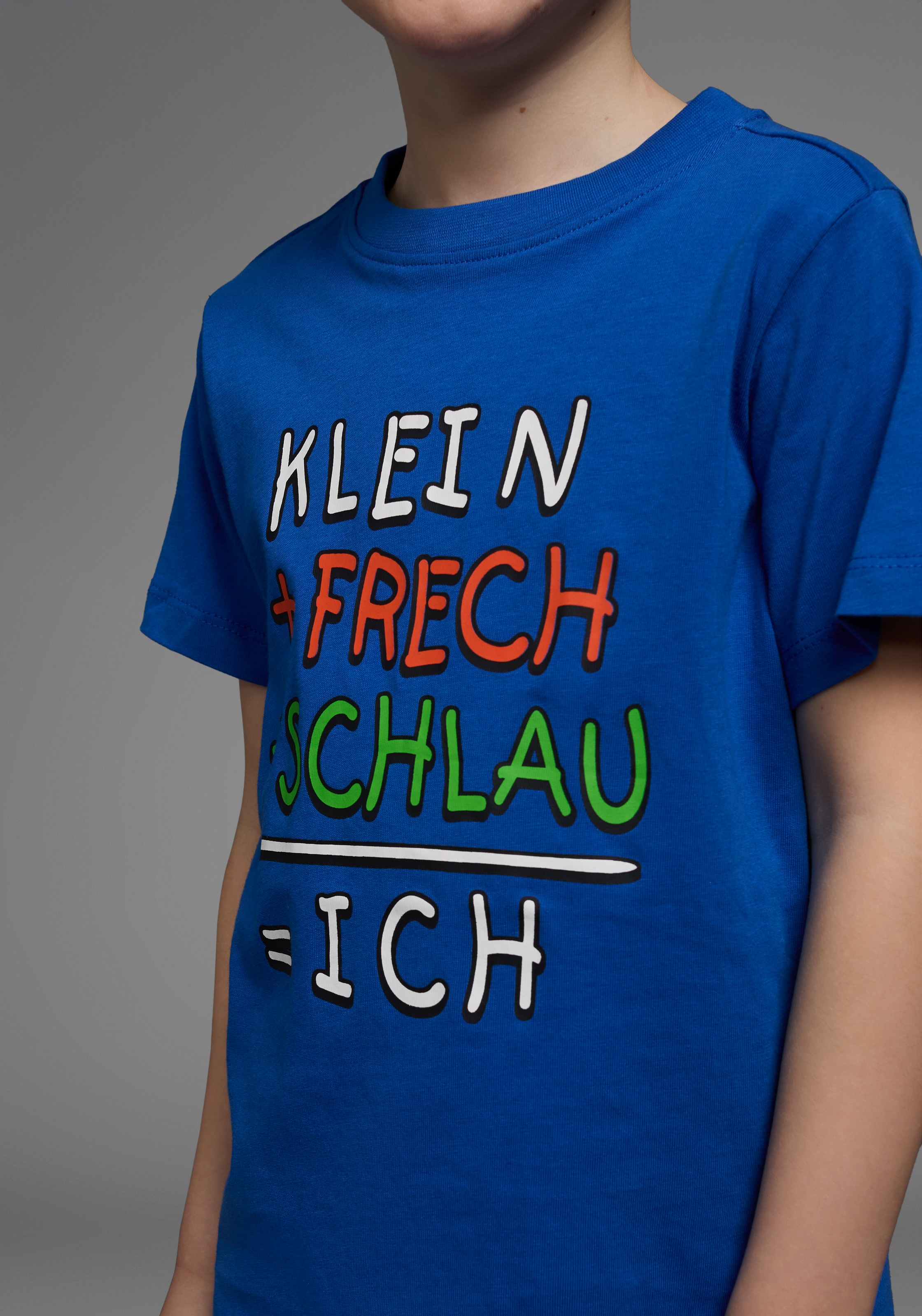 Thumbnail - KIDSWORLD T-Shirt "Mit Spruch: KLEIN+FRECH+SCHLAU..." Kurzarm, Basic-Passform, bedruckt, Rundhalsausschnitt