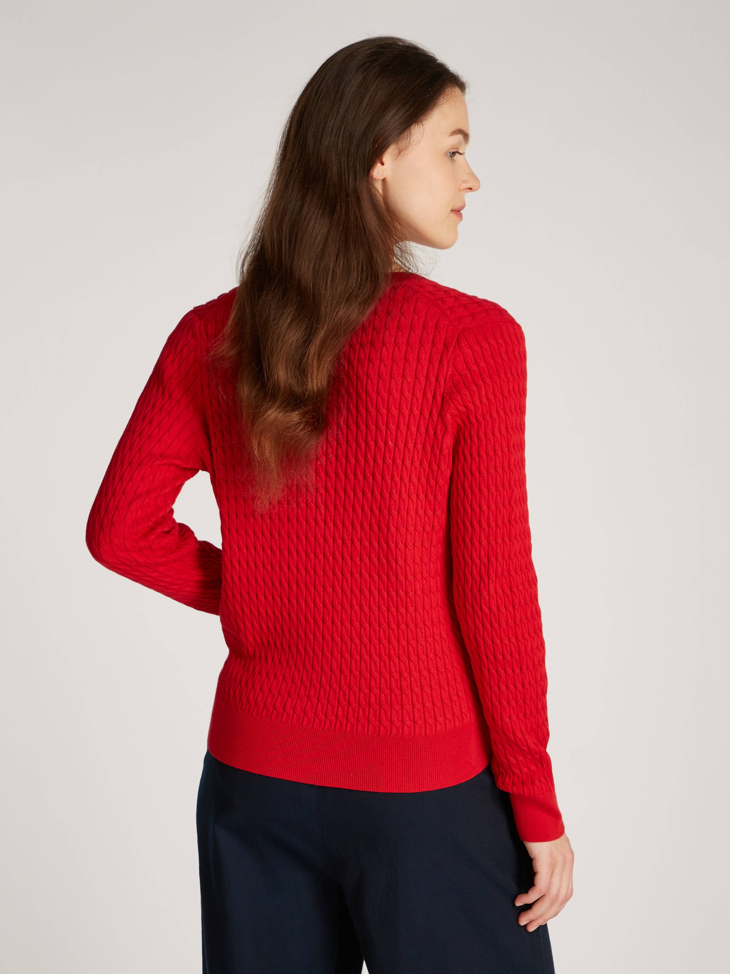 Tommy Hilfiger V-Ausschnitt-Pullover »CO CABLE V-NK LS SWT«, mit Zopfmuster, Logostickerei