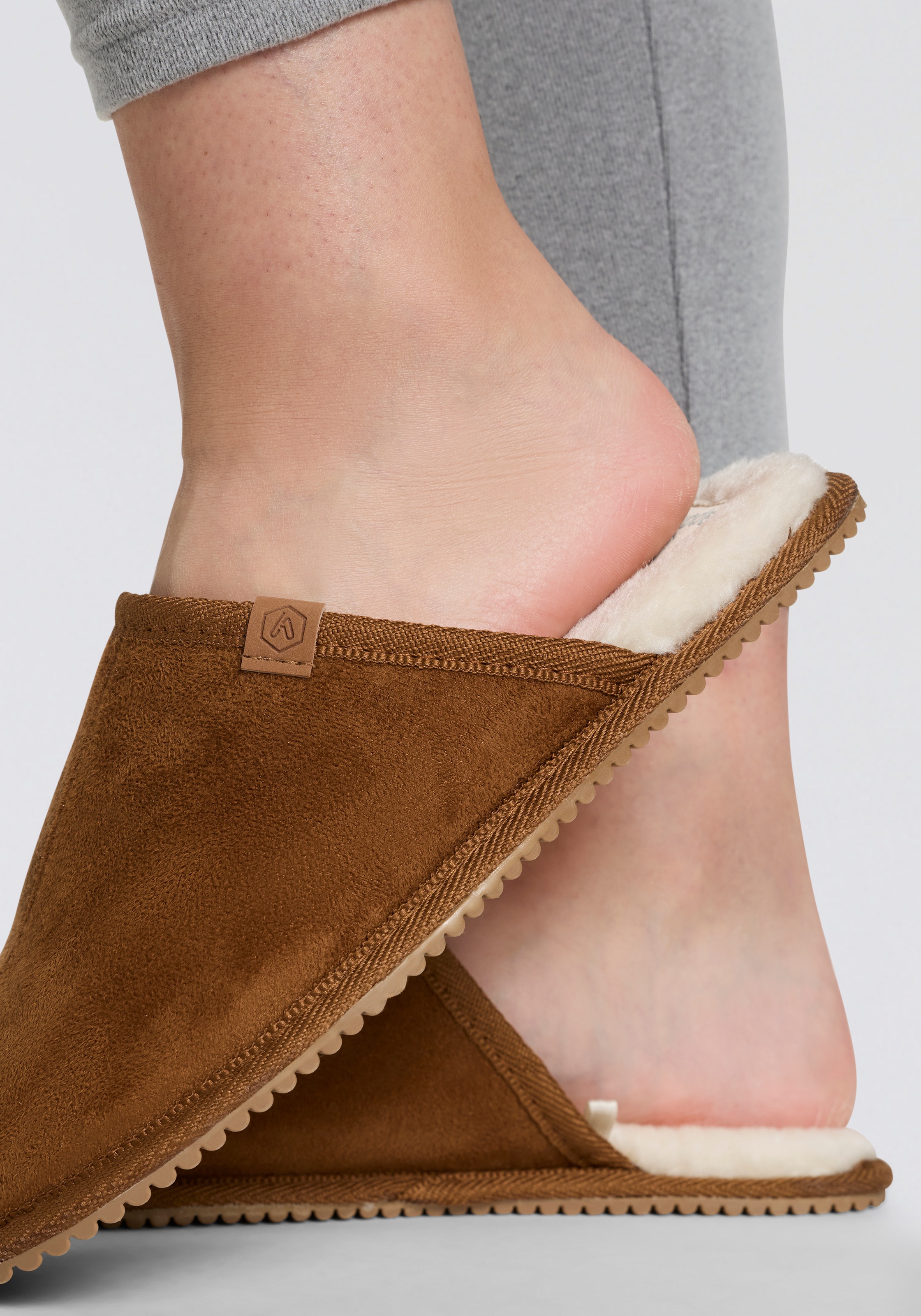 Pantoffel XQ FOOTWEAR, Damen, Gr. 41/42, braun (cognac), Obermaterial: 100% Polyester. Futter: 100% Polyester. Laufsohle: 100% Gummi, Schuhe, aus Wildlederimitat mit Gummisohle 2